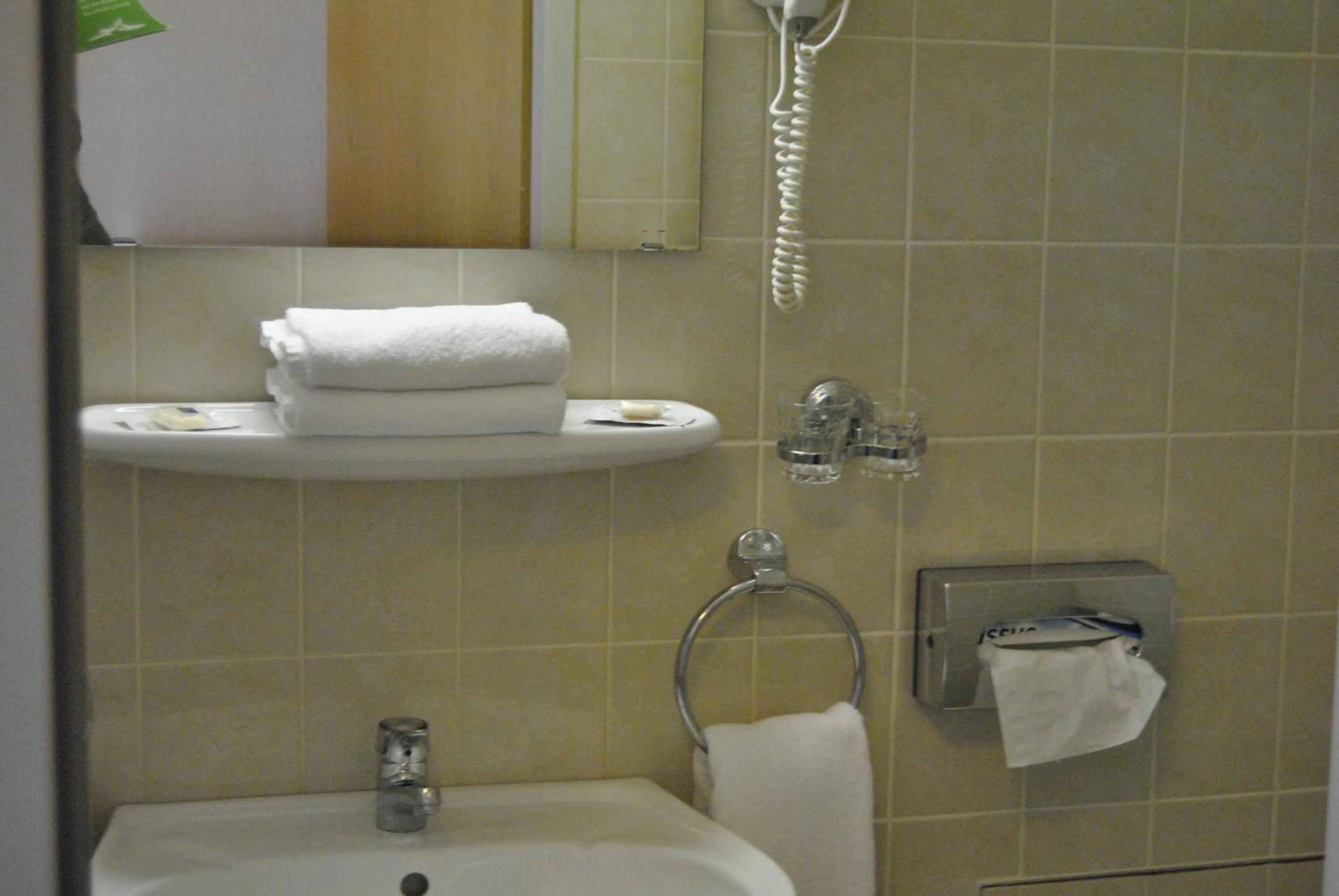 Twin Room - Photo 5