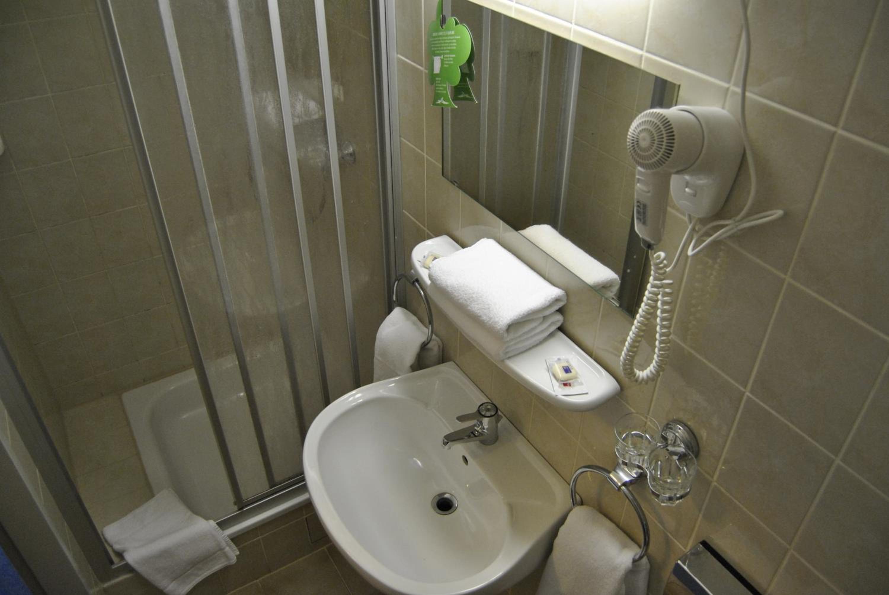 Twin Room - Photo 3