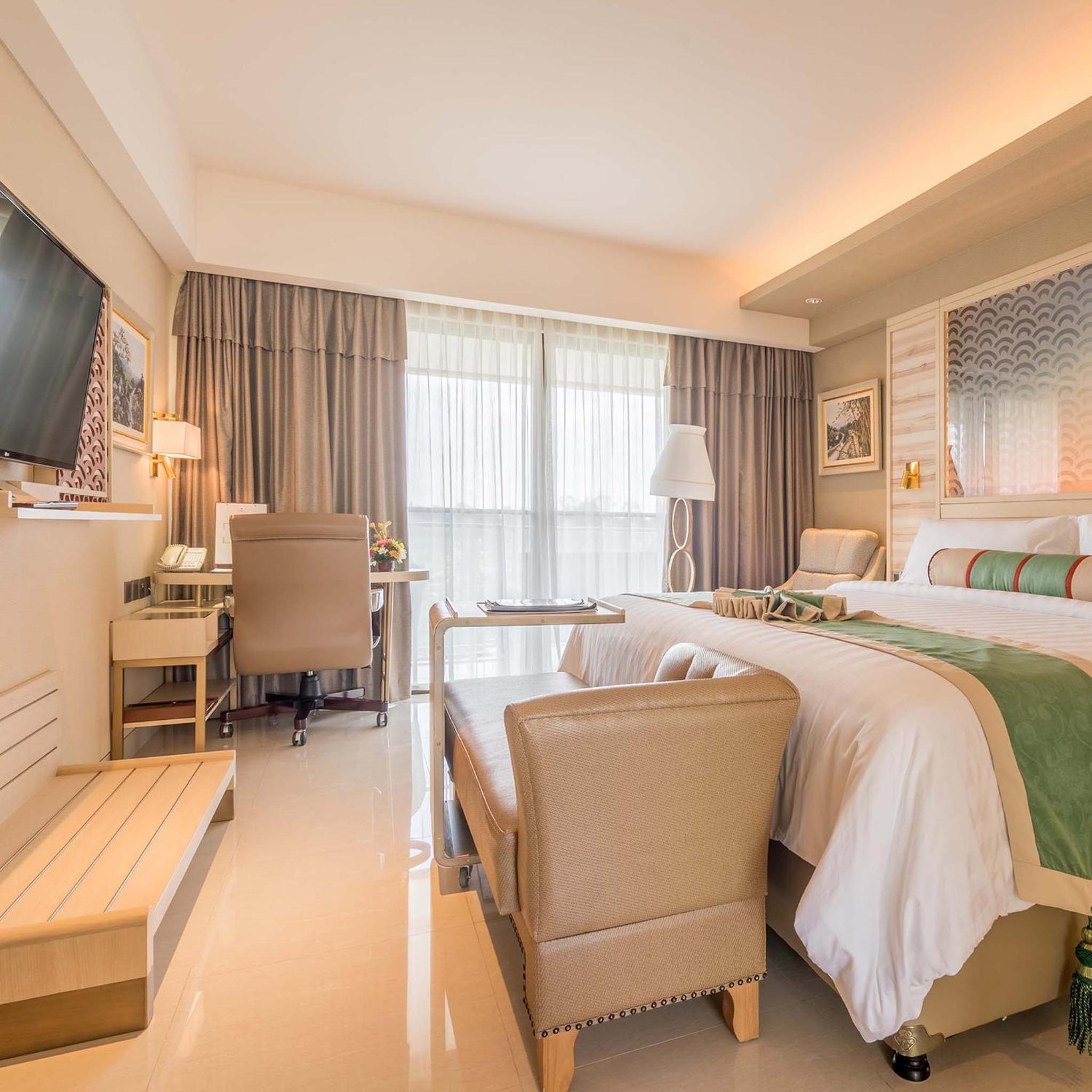 Deluxe King Room with Pool Access
