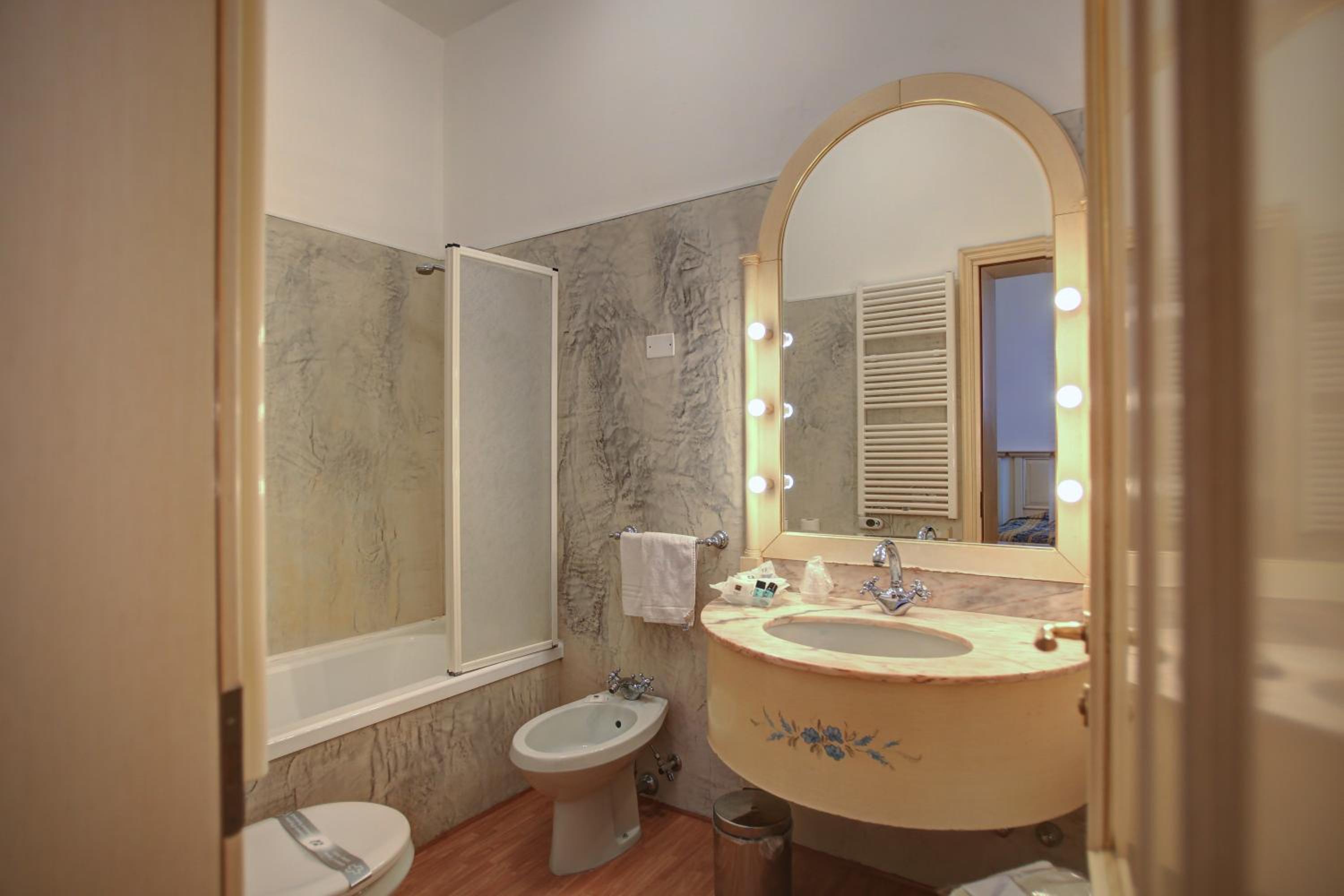 Deluxe Twin Room - Photo 2