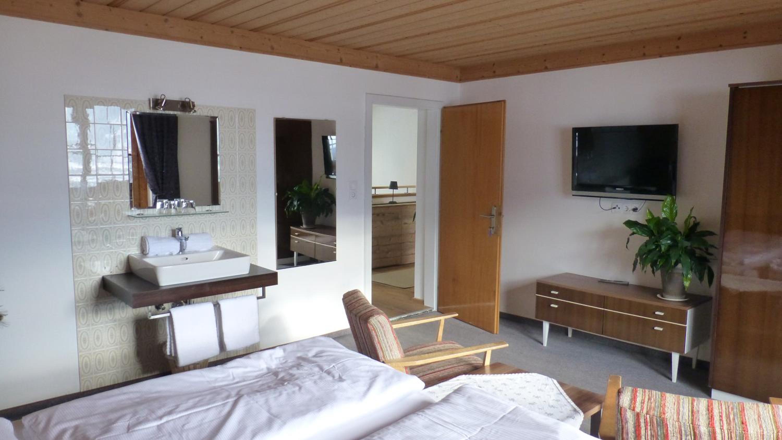 Five-Bedroom House photo 1