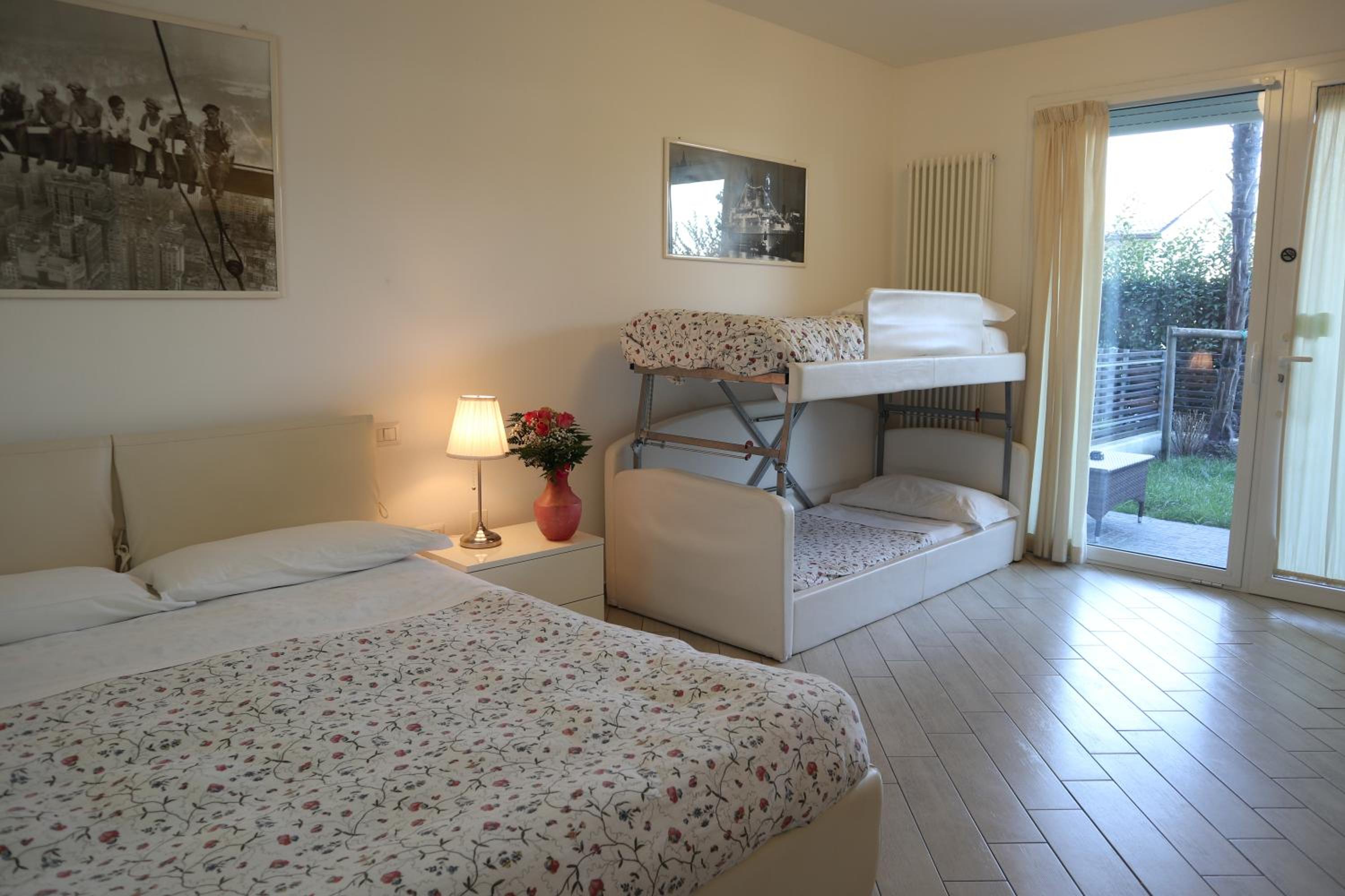 Large Double Room - Photo 6
