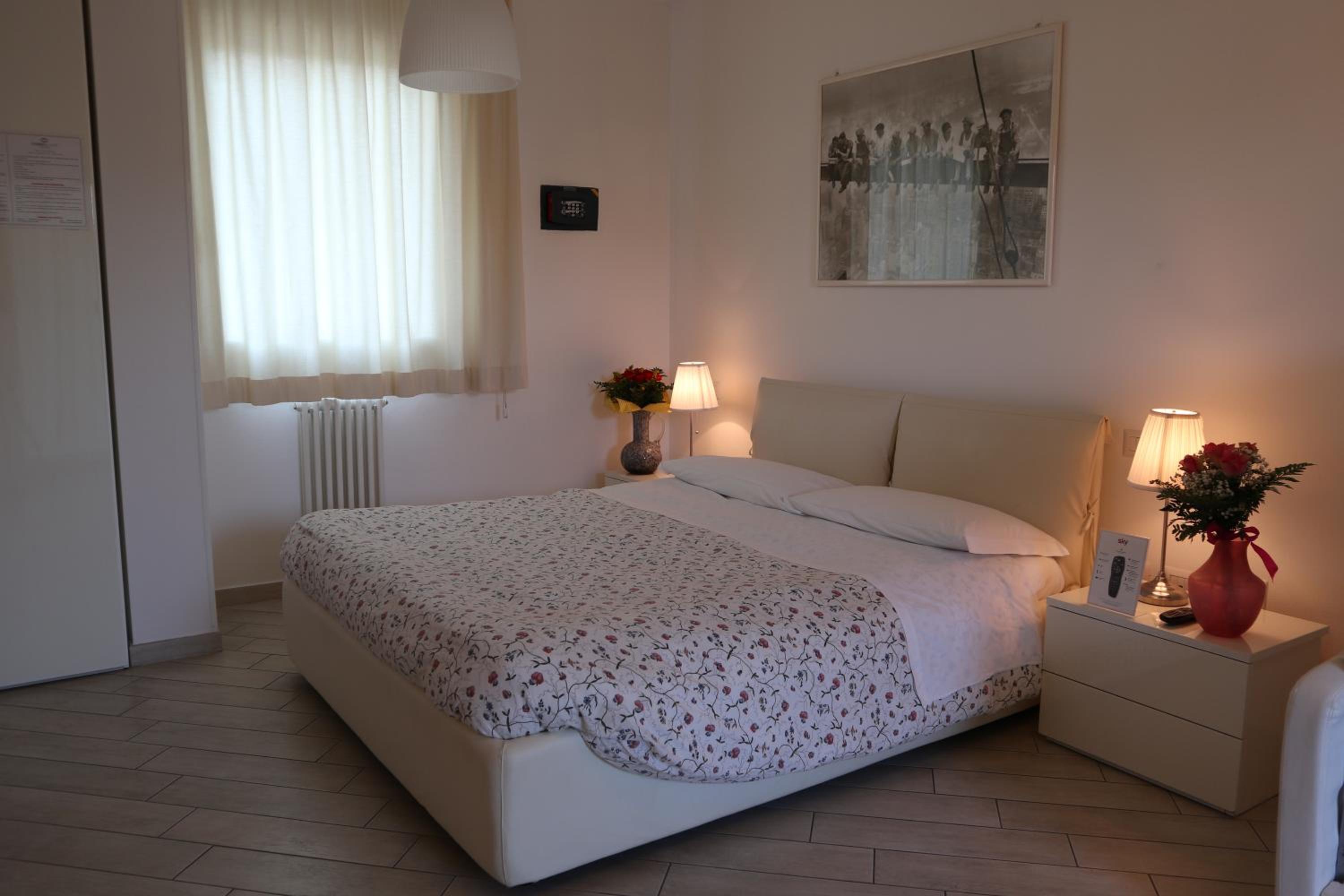 Large Double Room - Photo 4