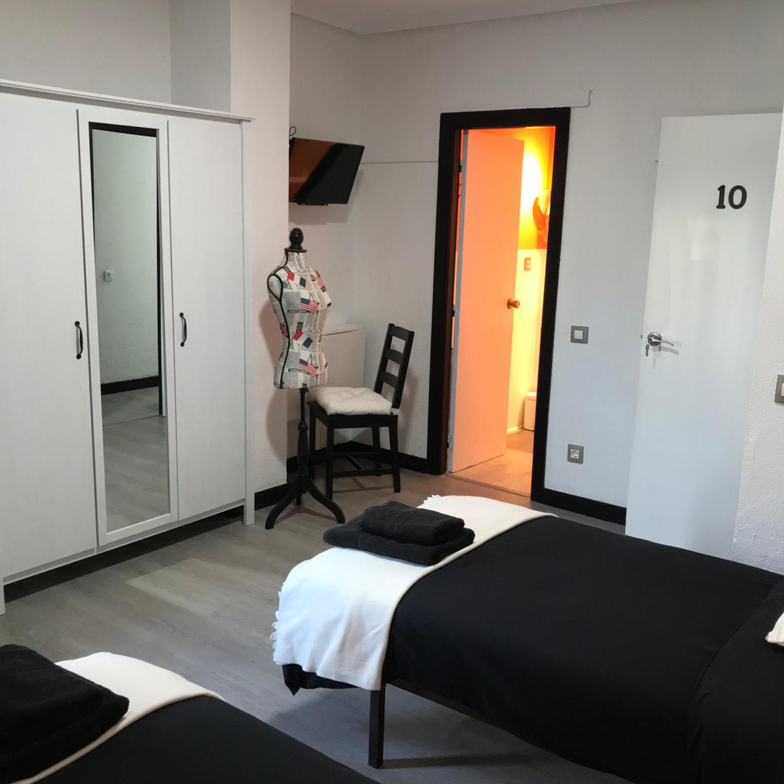 Twin Room - Photo 11