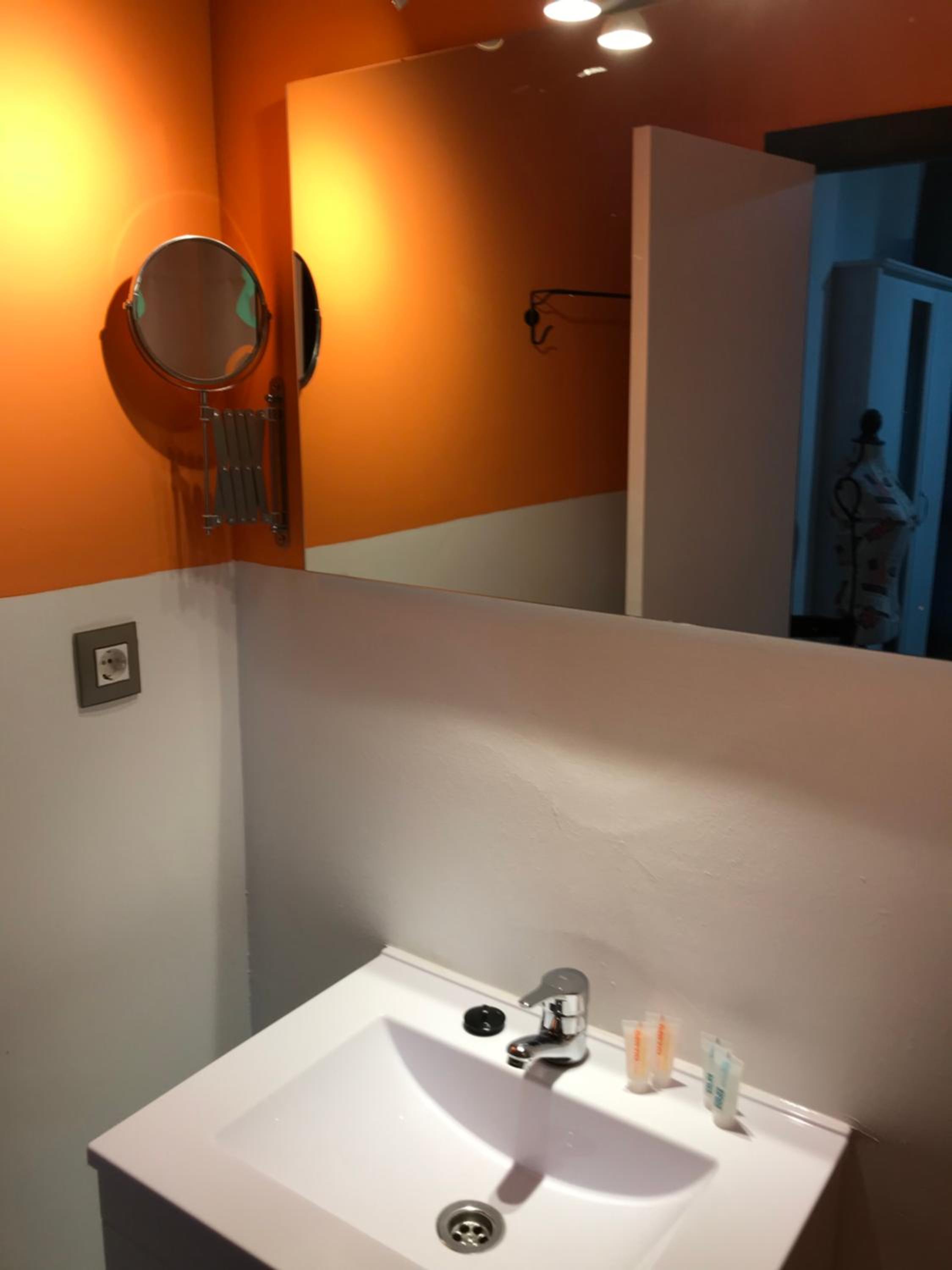 Twin Room - Photo 23