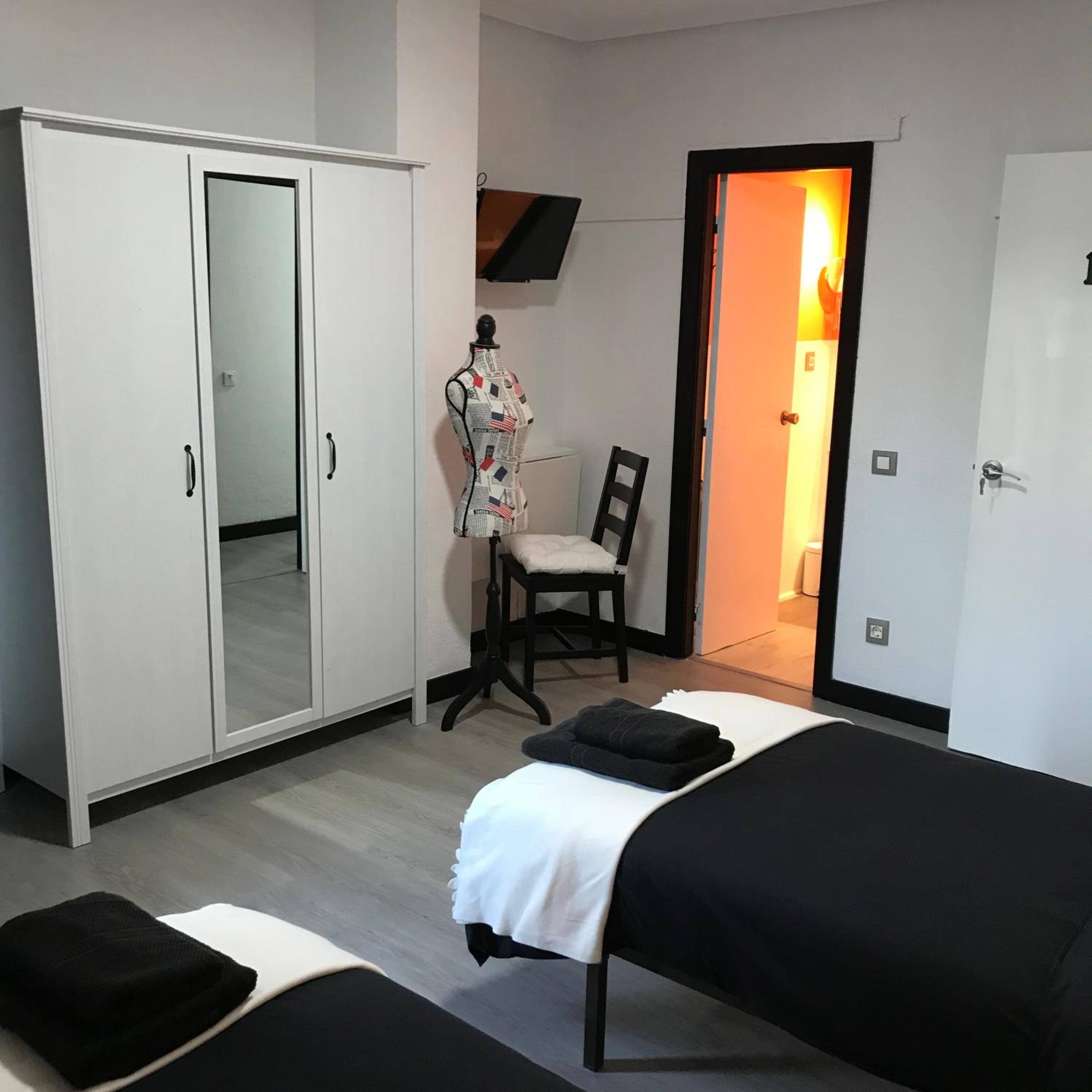 Twin Room - Photo 18