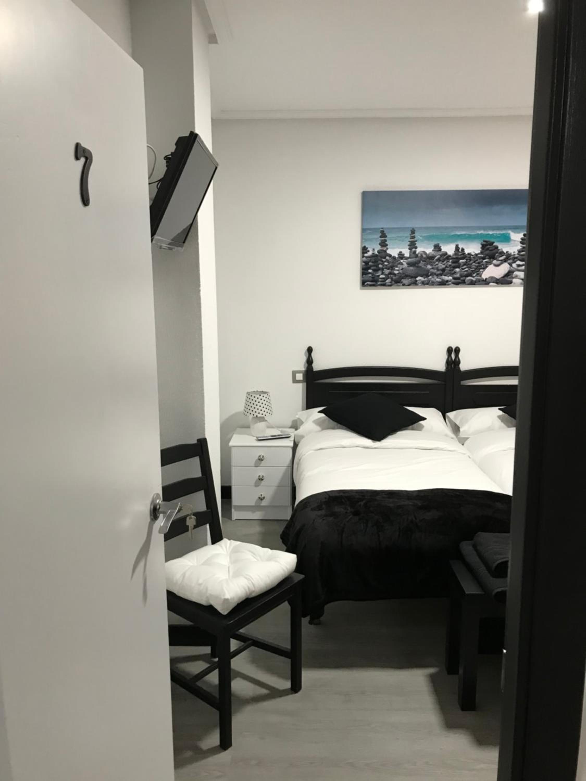 Twin Inner Room - Photo 16