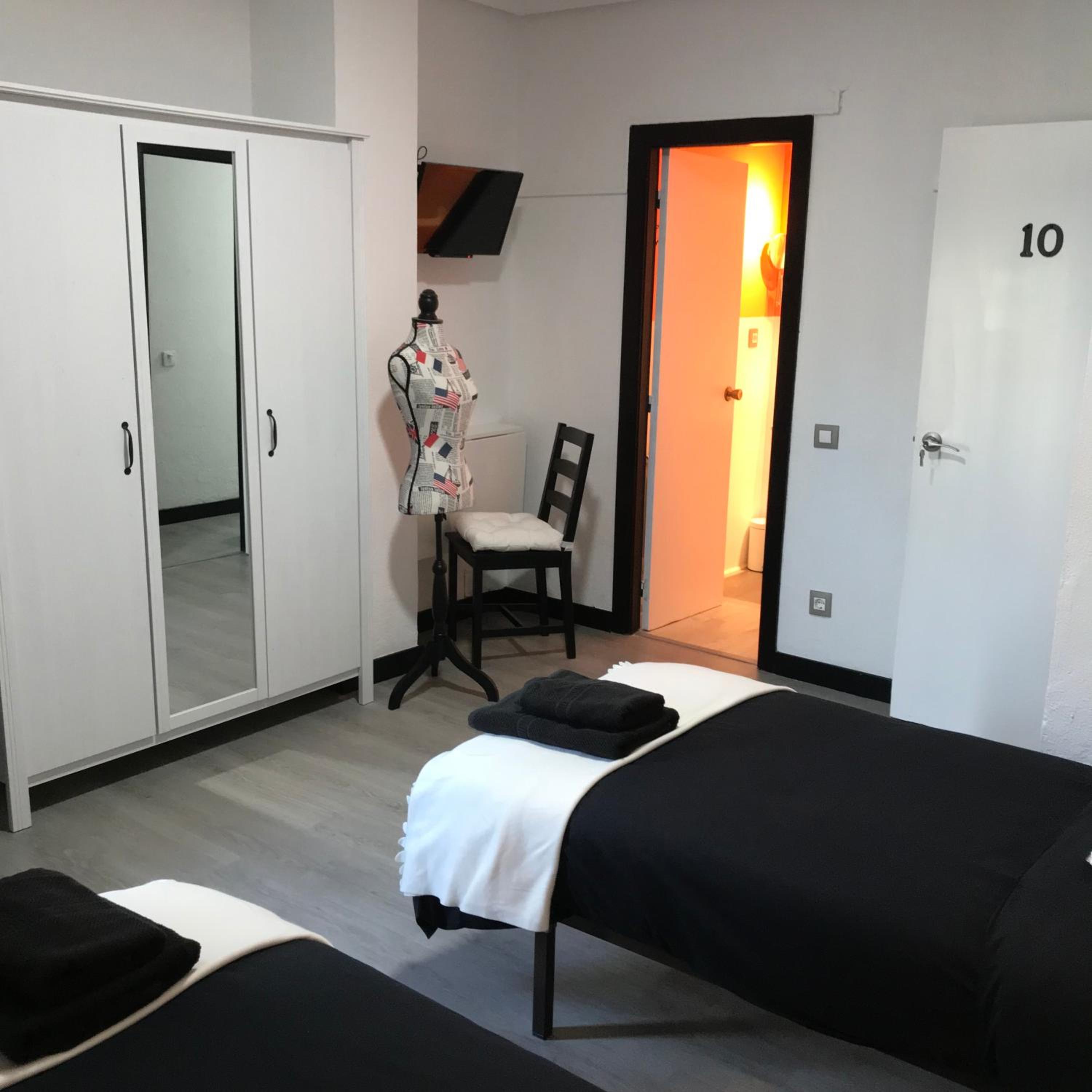 Twin Room - Photo 20