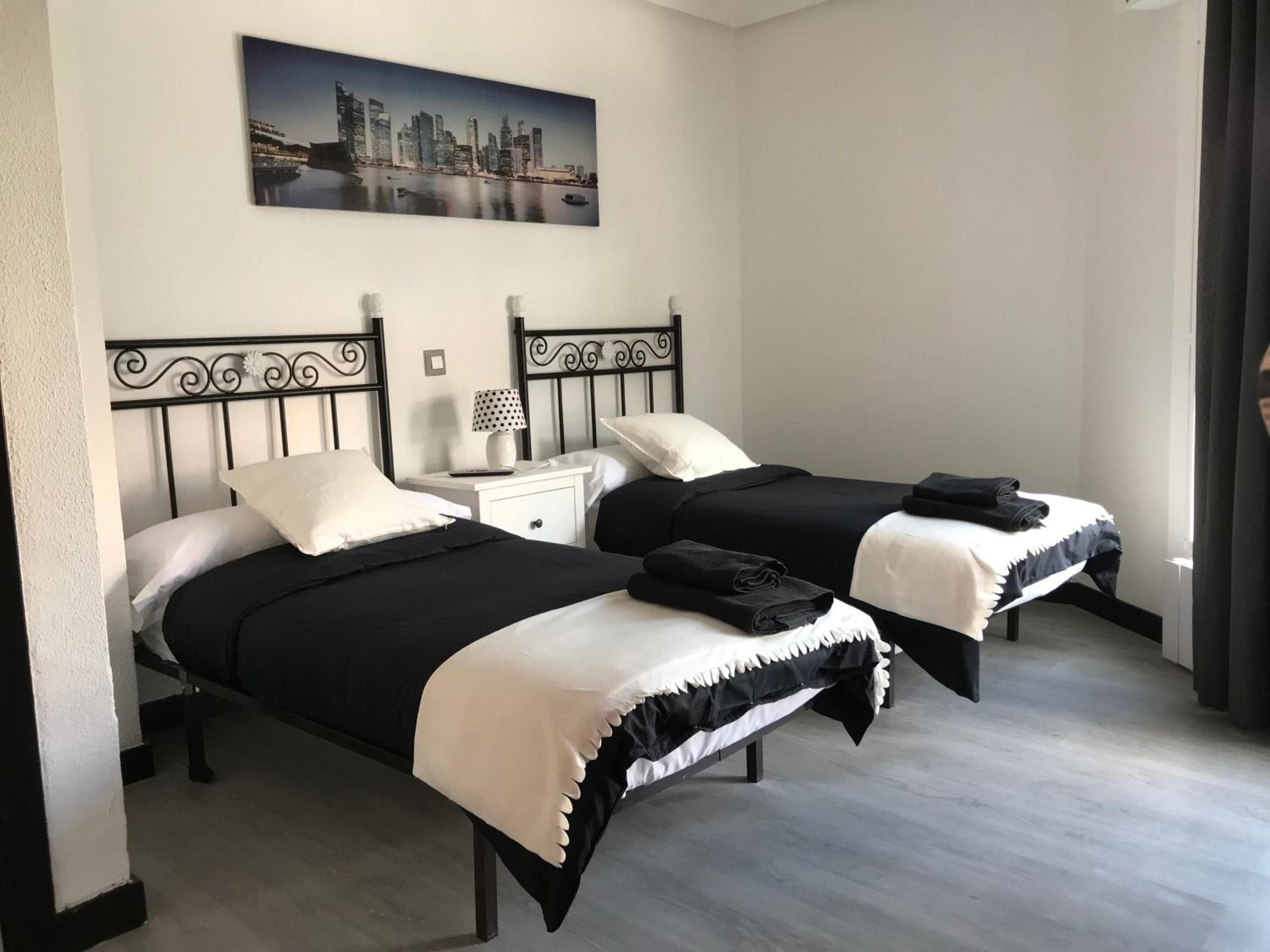 Twin Room - Photo 12