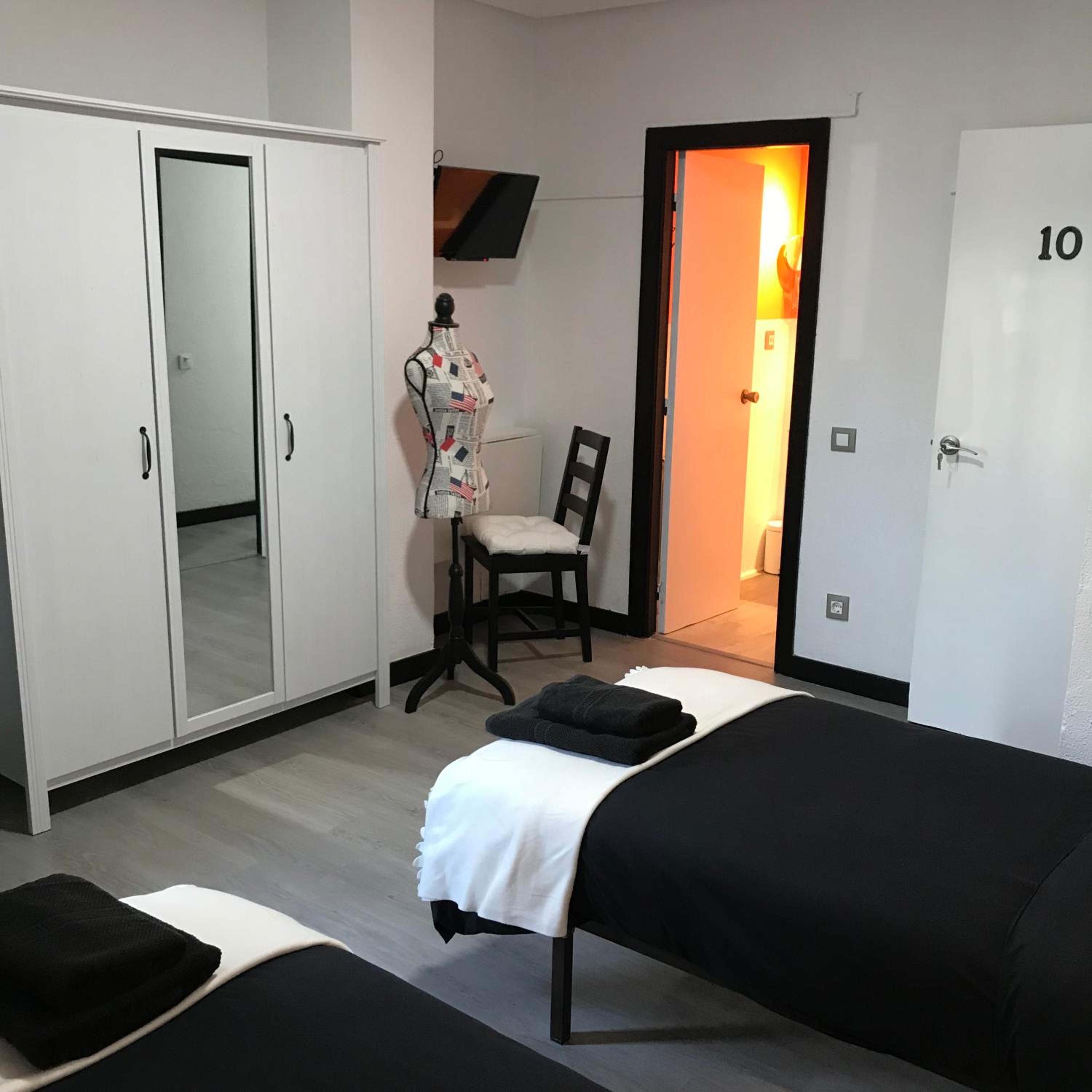 Twin Room - Photo 2