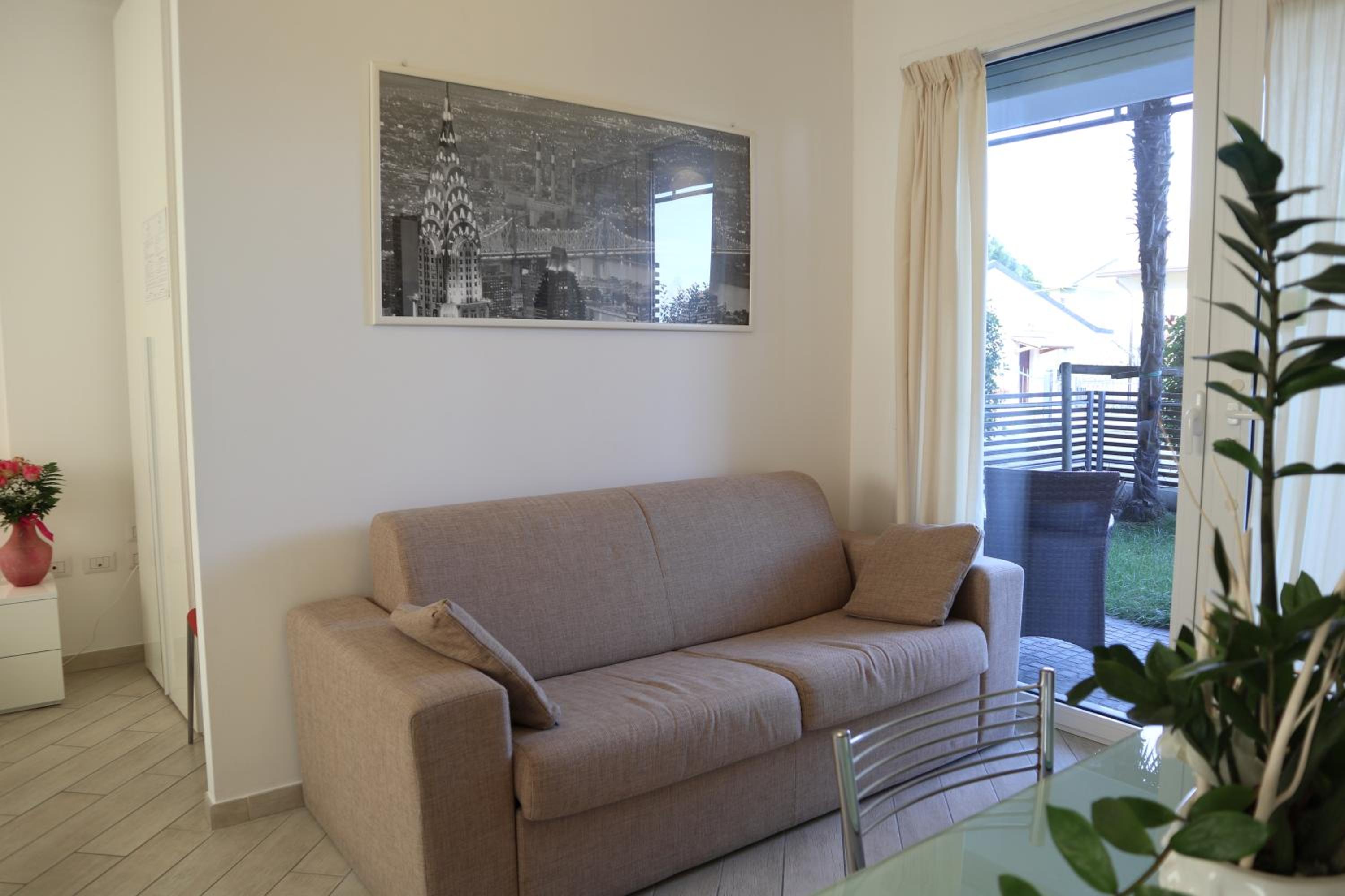 Large Double Room - Photo 5