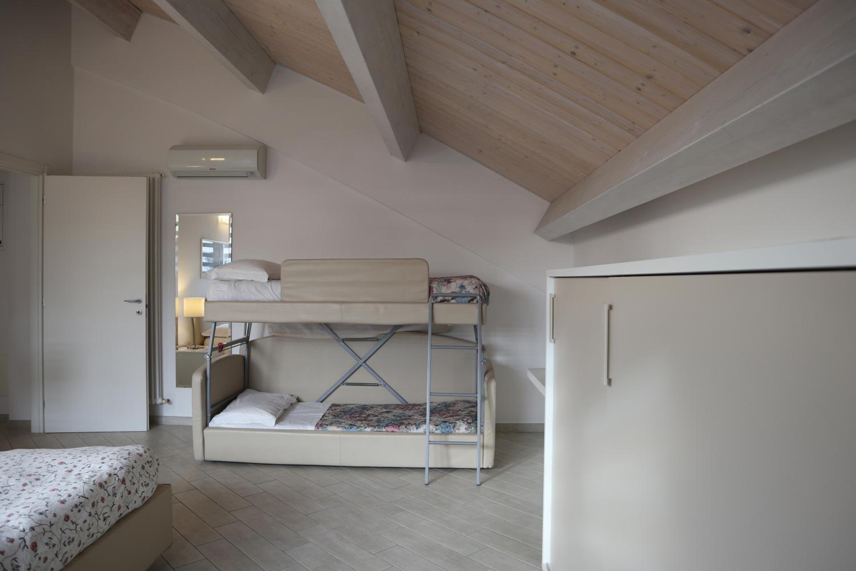 Large Quadruple Room  - Photo 7
