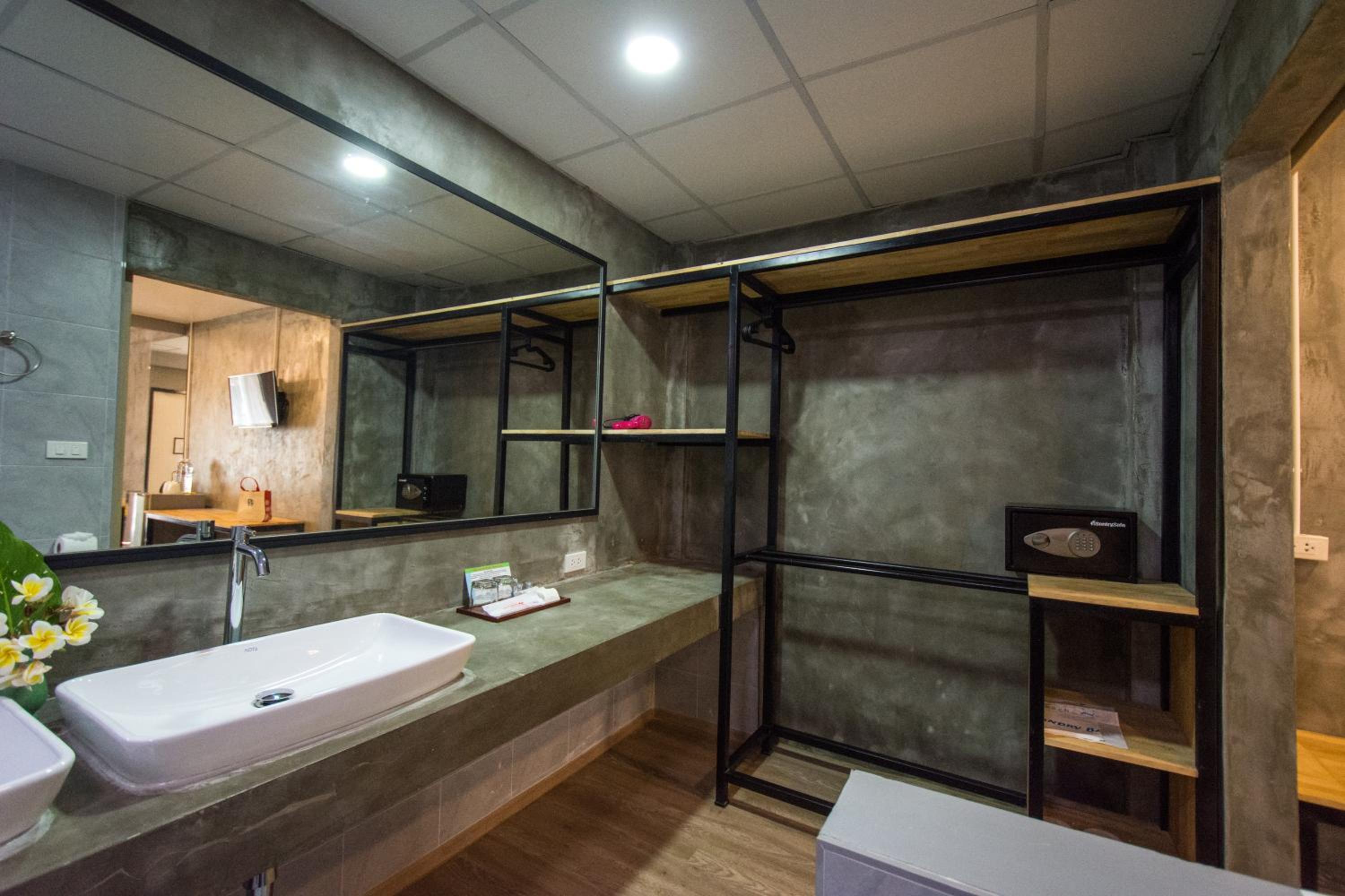 Deluxe King Room - Photo 3