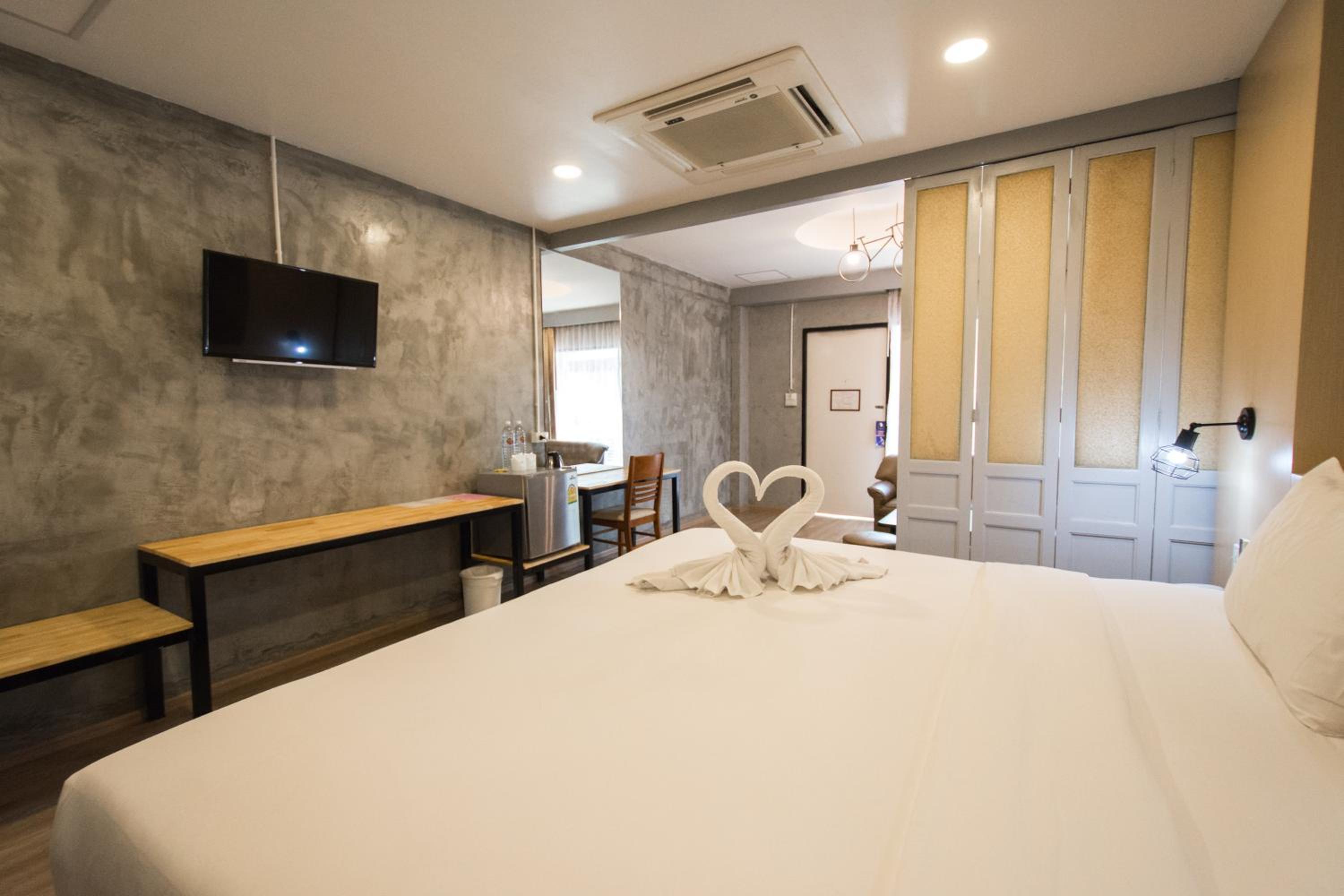 Deluxe King Room - Photo 7