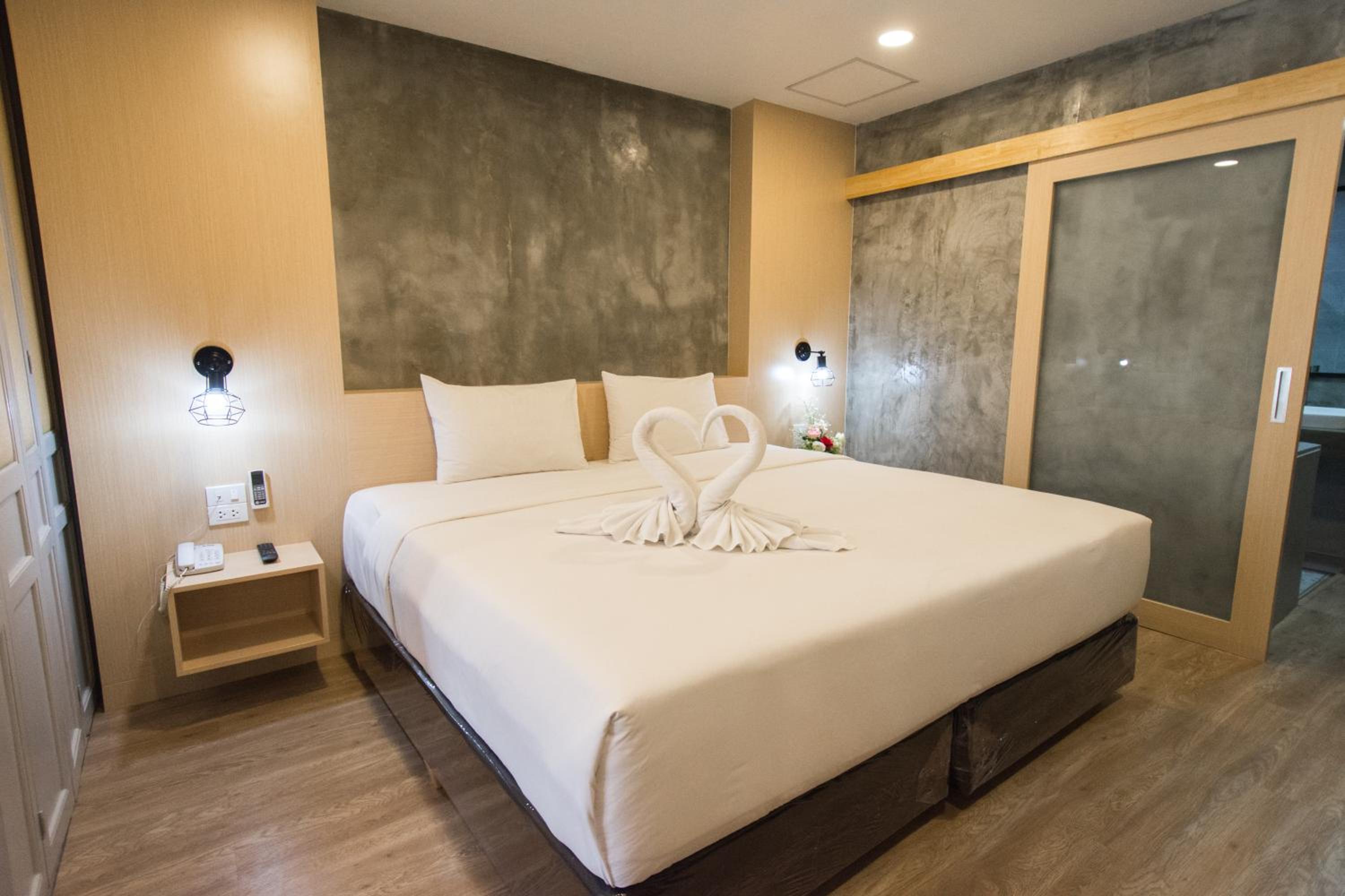 Deluxe King Room - Photo 6
