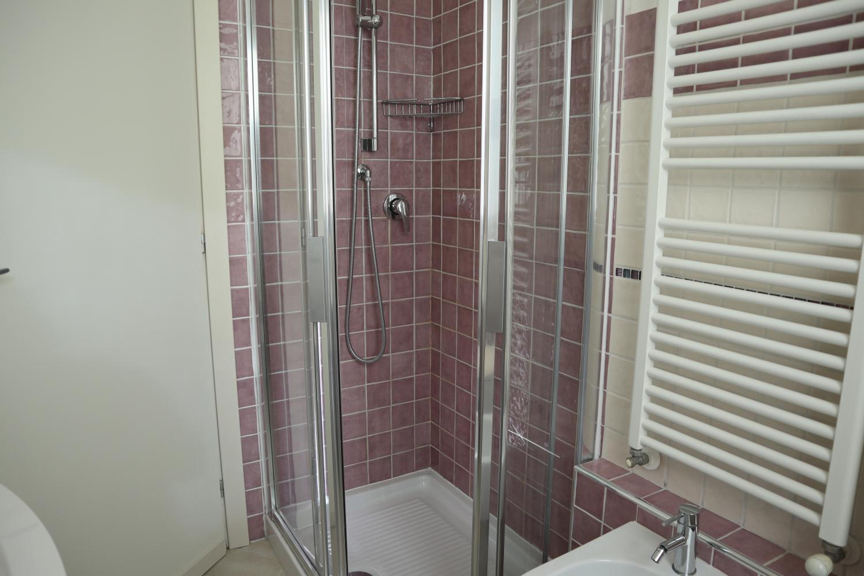 Large Double Room - Photo 3