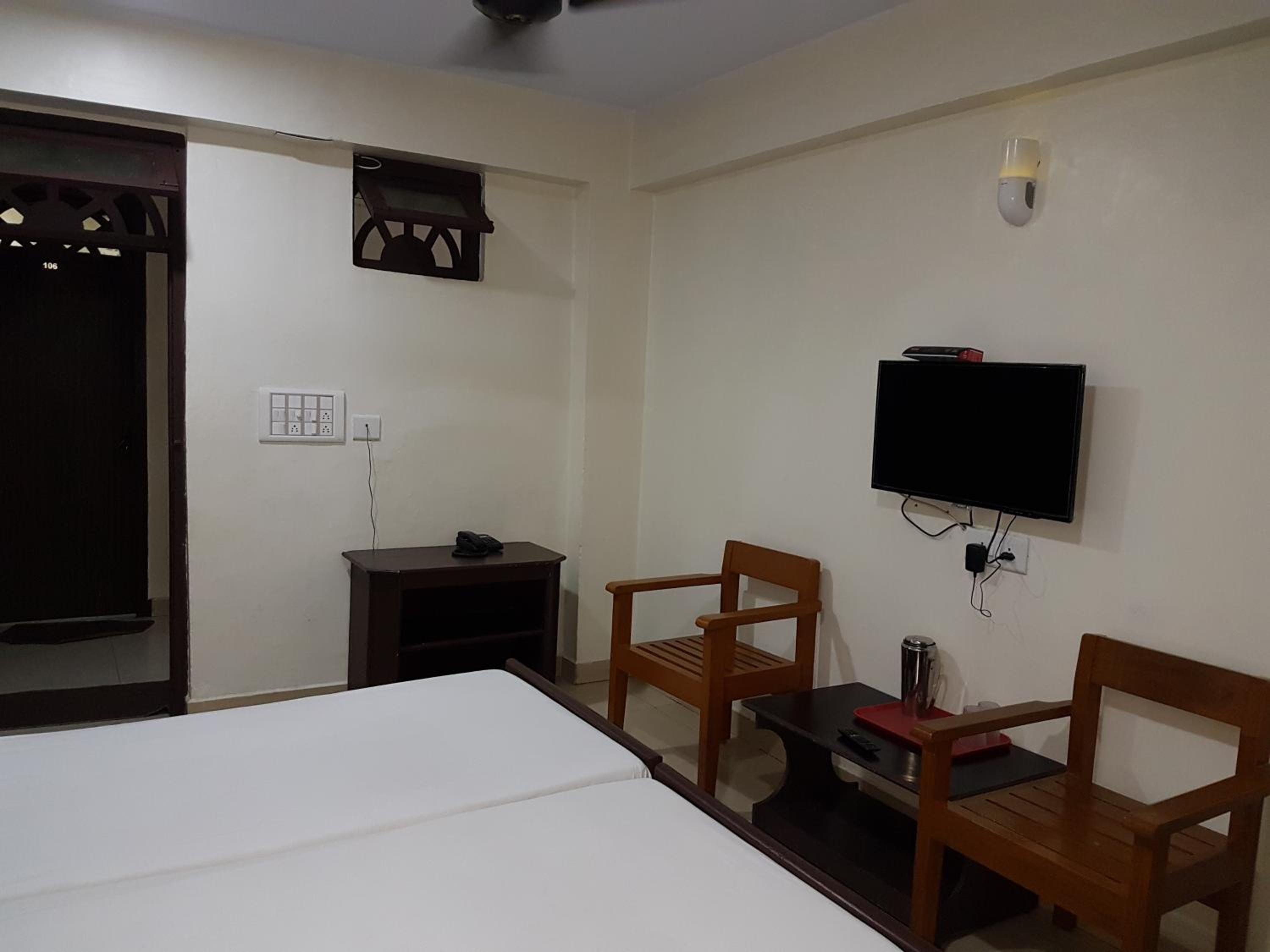 Double Room with Fan - Photo 1
