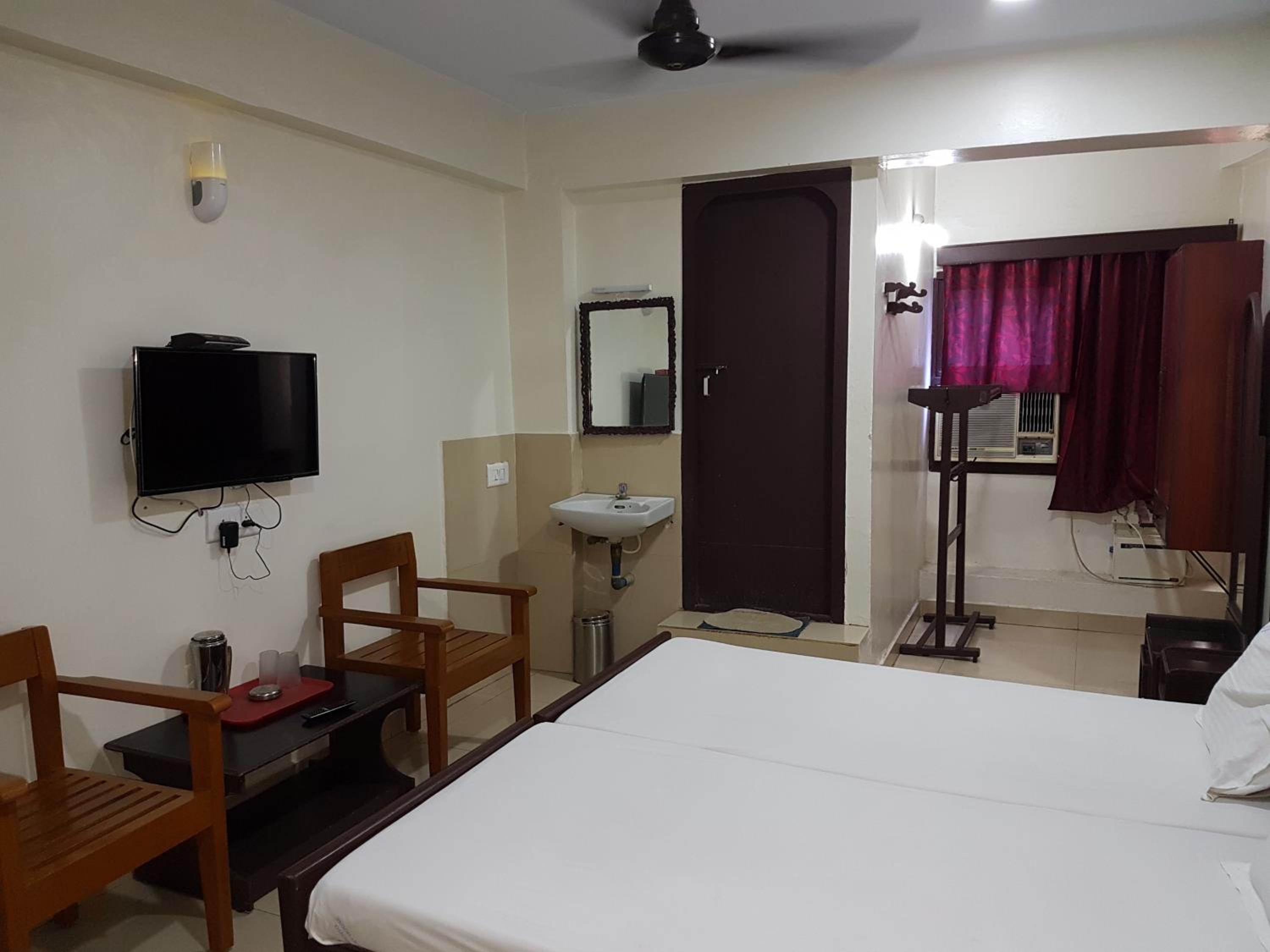Double Room with Fan - Photo 3
