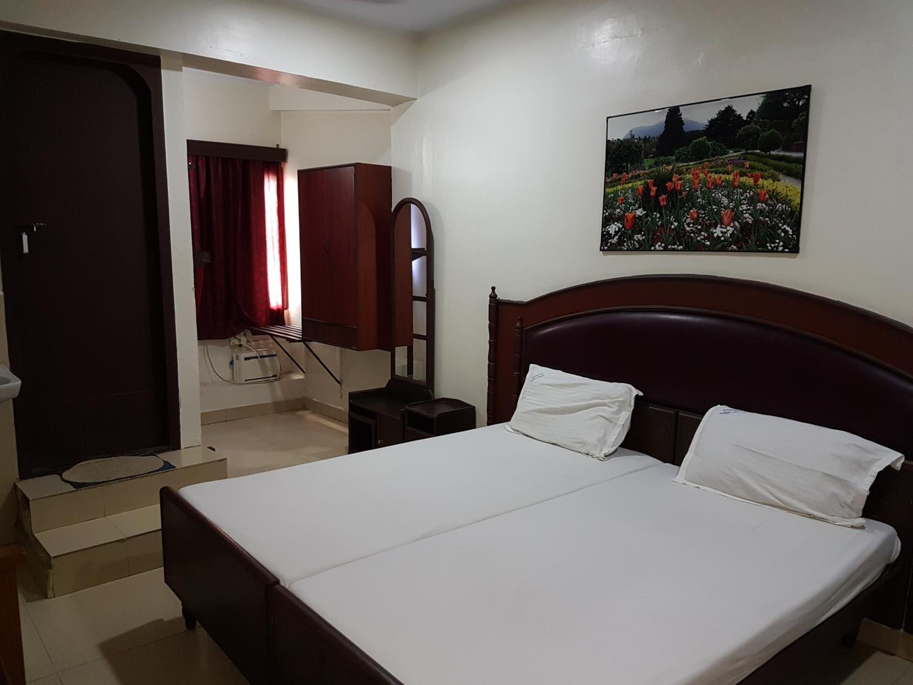 Double Room with Fan - Photo 2