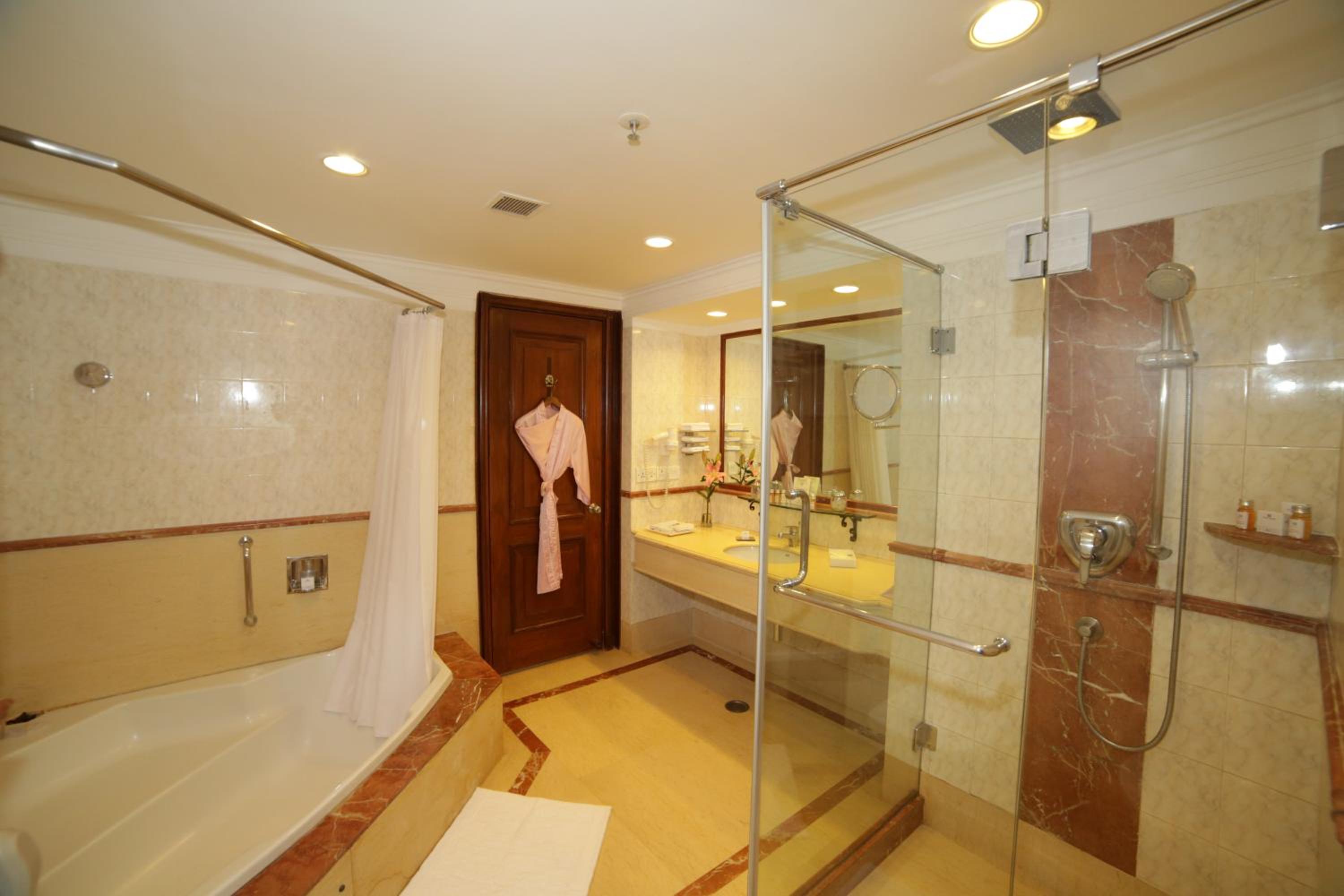 Junior Suite with 10% on food and beverages | 15% off on spa and salon services - Photo 5