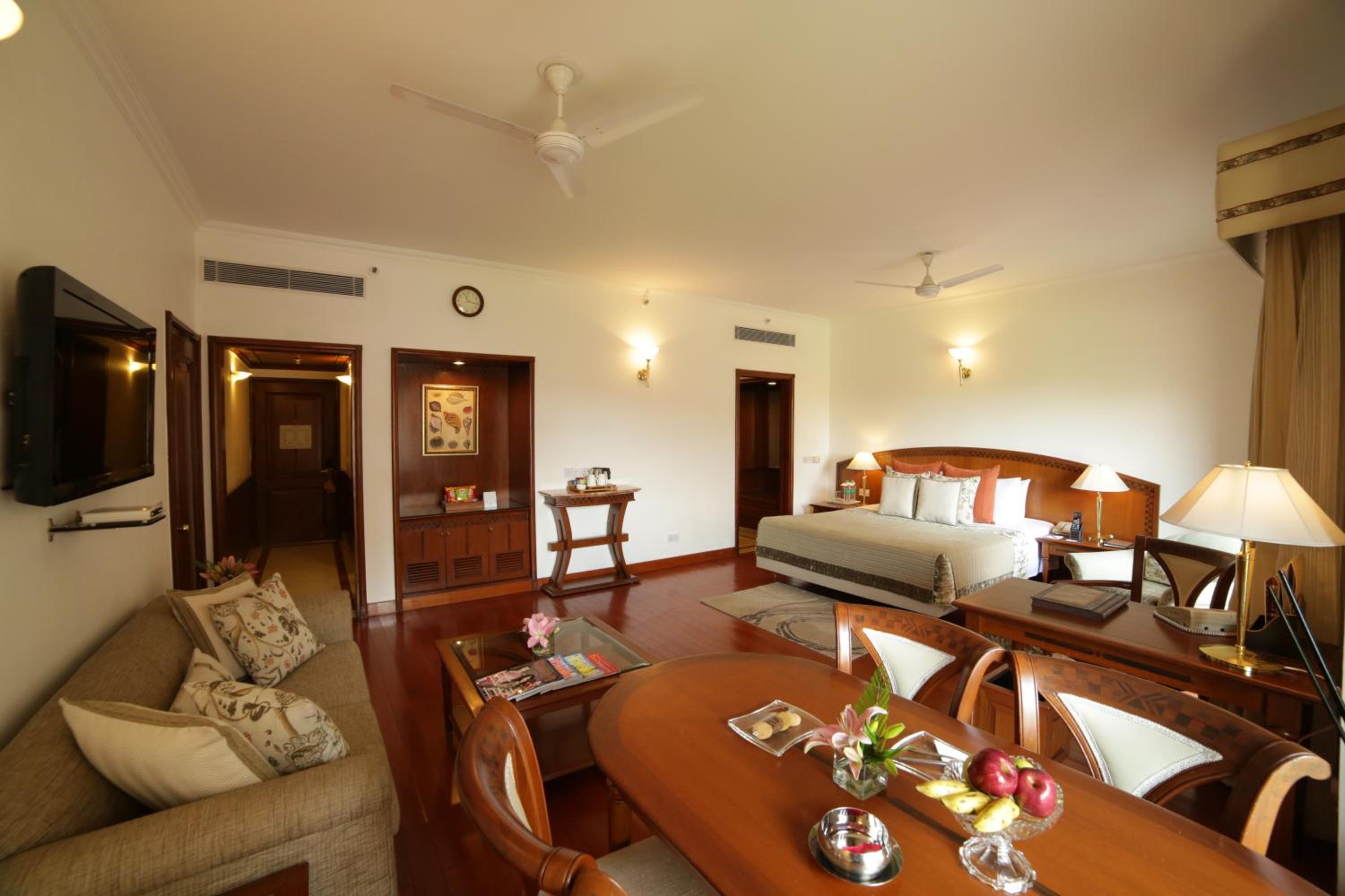 Junior Suite with 10% on food and beverages | 15% off on spa and salon services - Photo 4