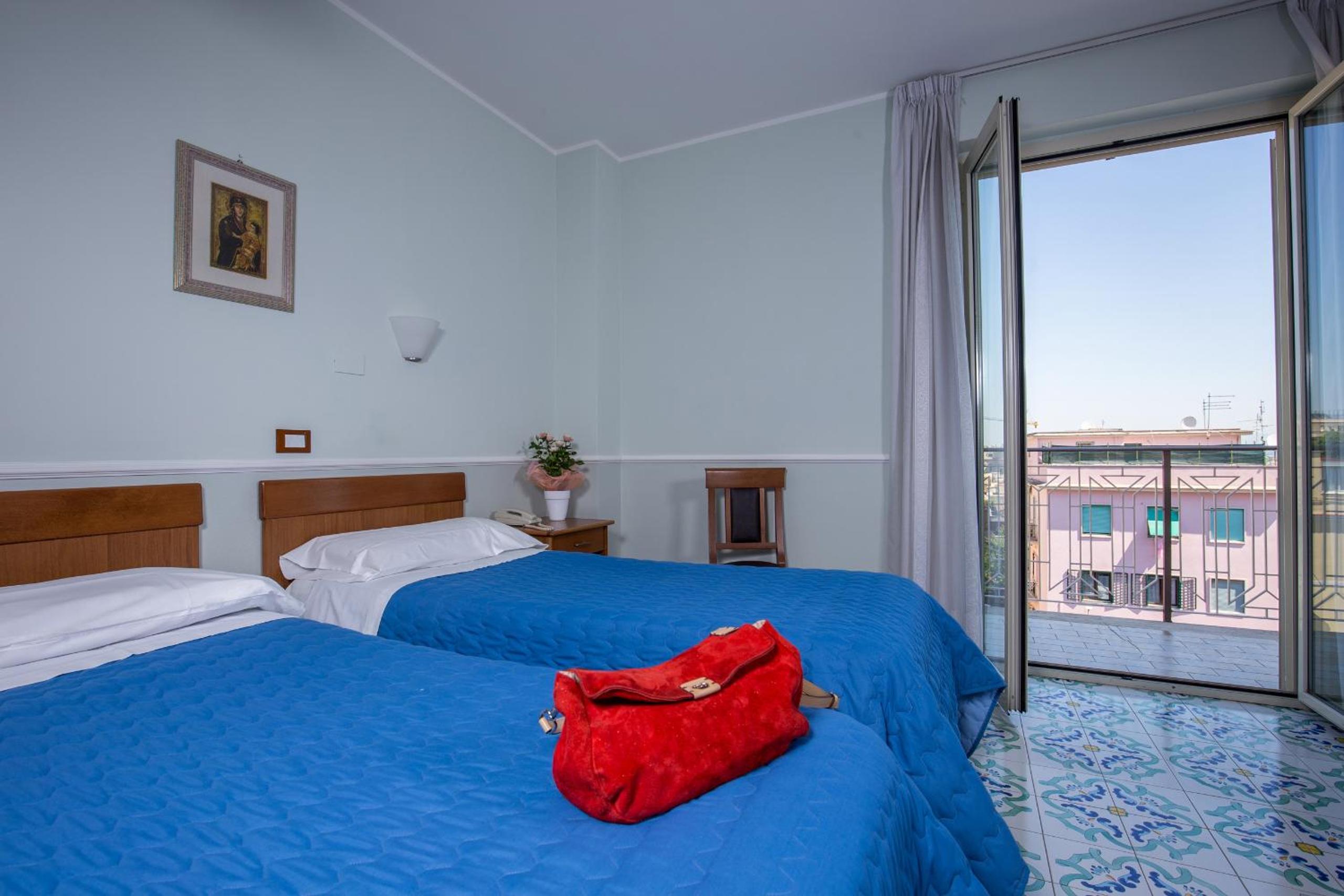 Twin Room thumbnail 5
