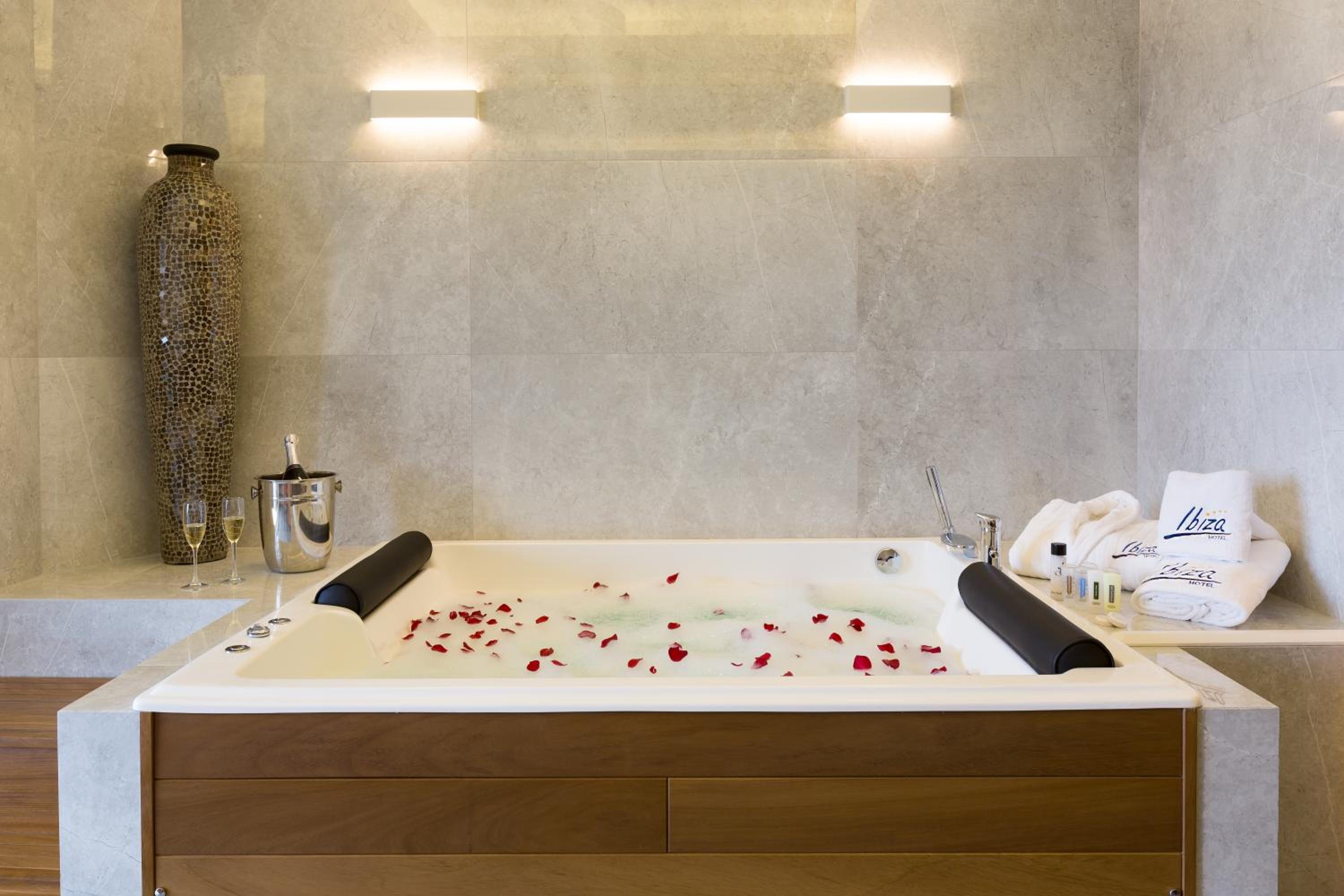 Executive Suite - Photo 21