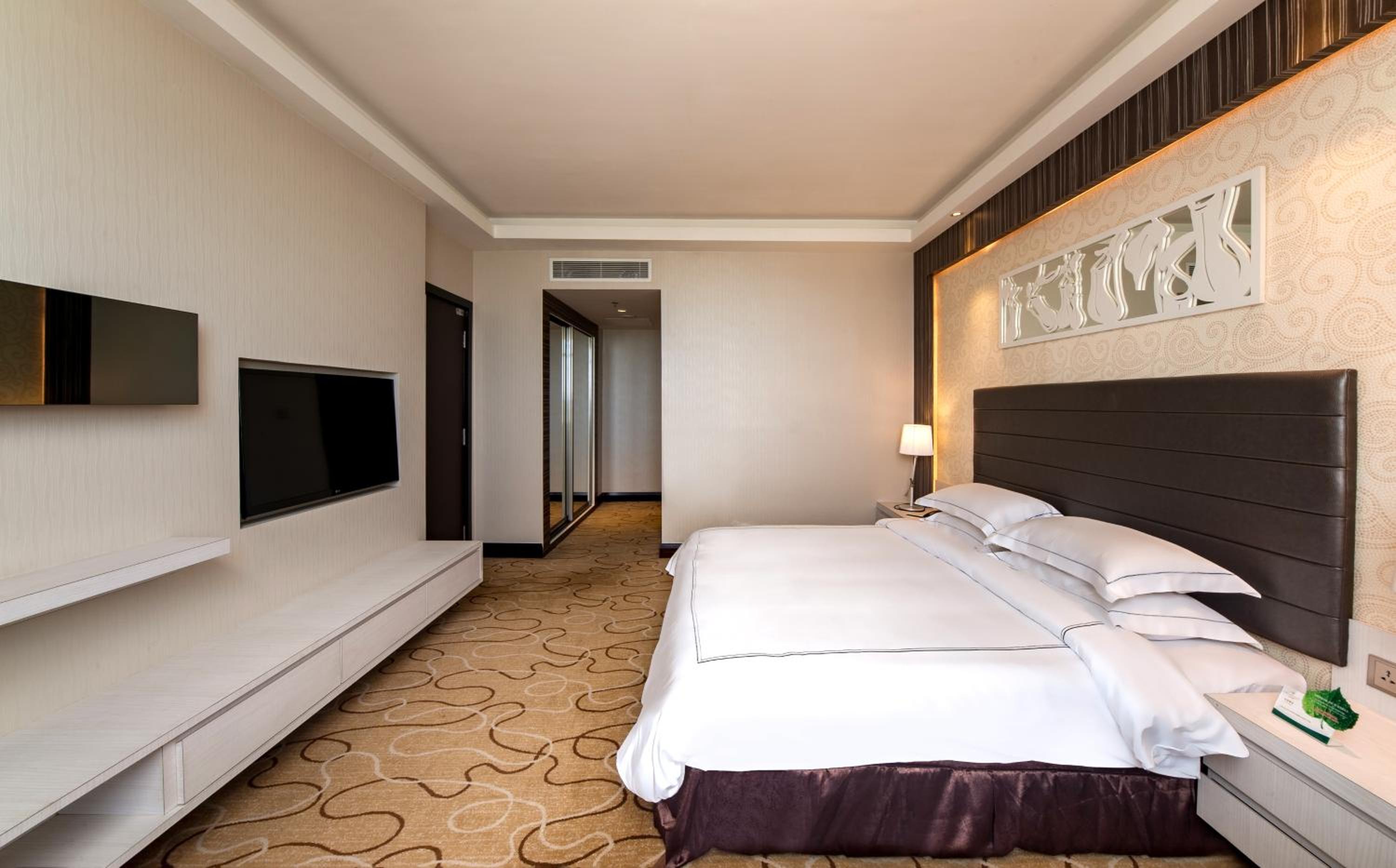 Junior Suite with Partial Sea View photo 3