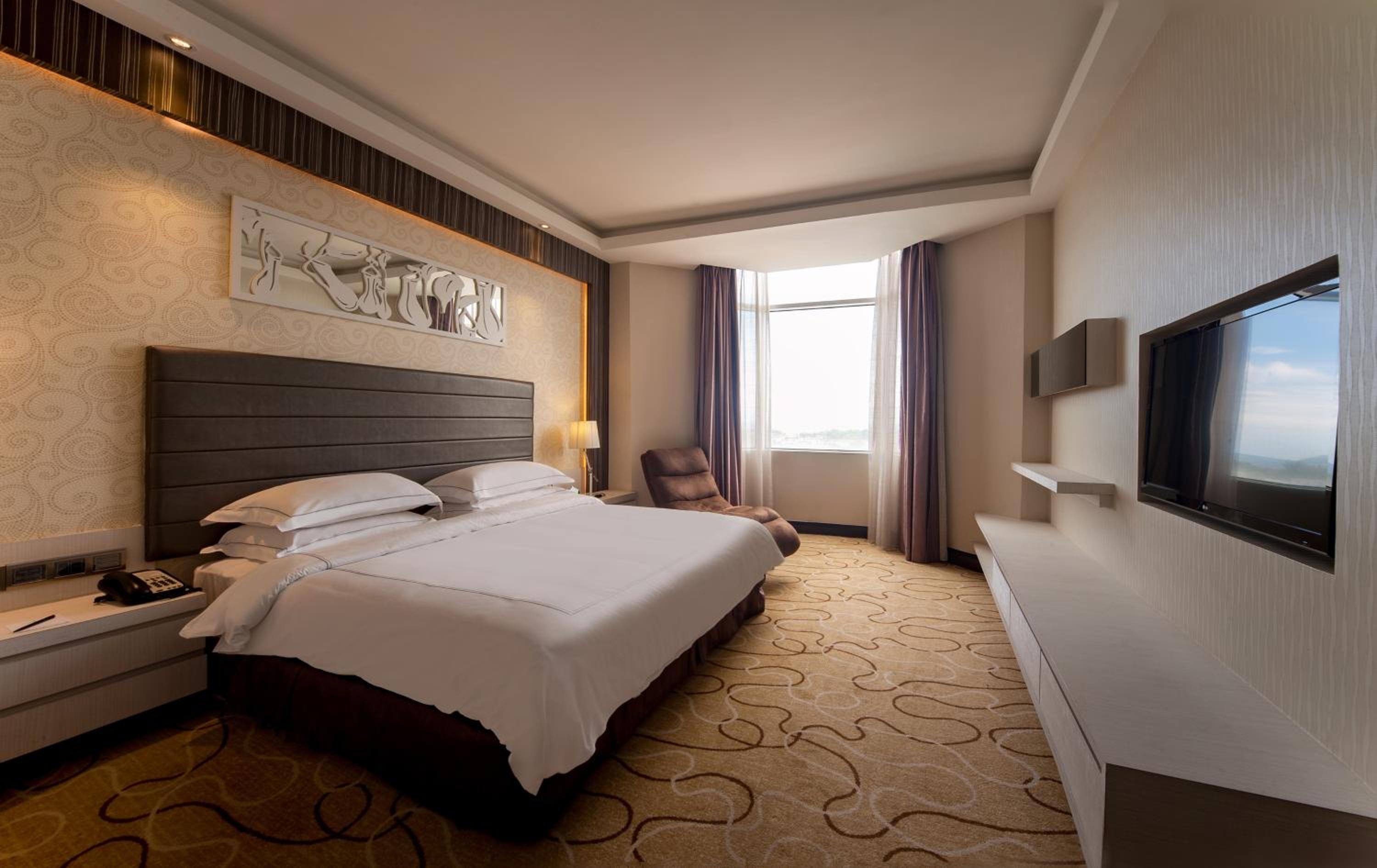 Junior Suite with Partial Sea View