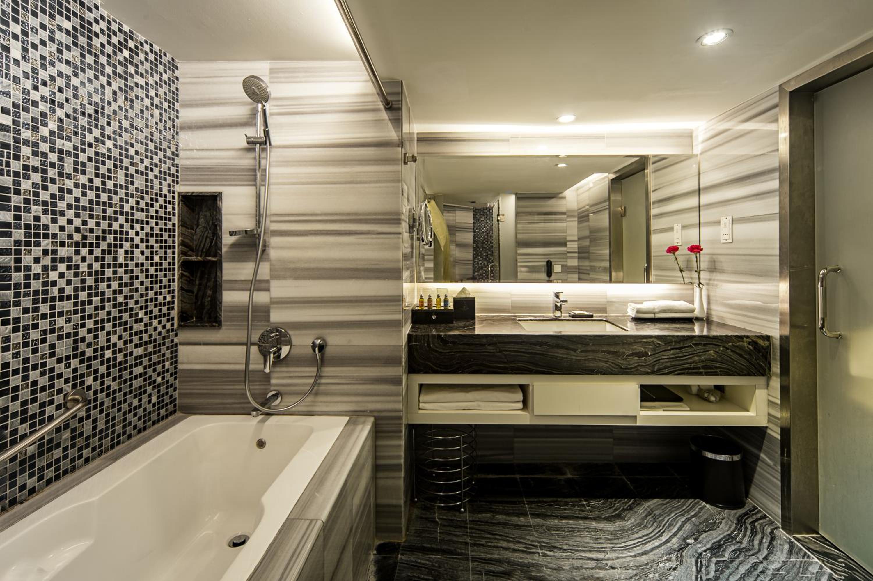 Promenade Deluxe King Suite with Club Lounge Access - Sea View