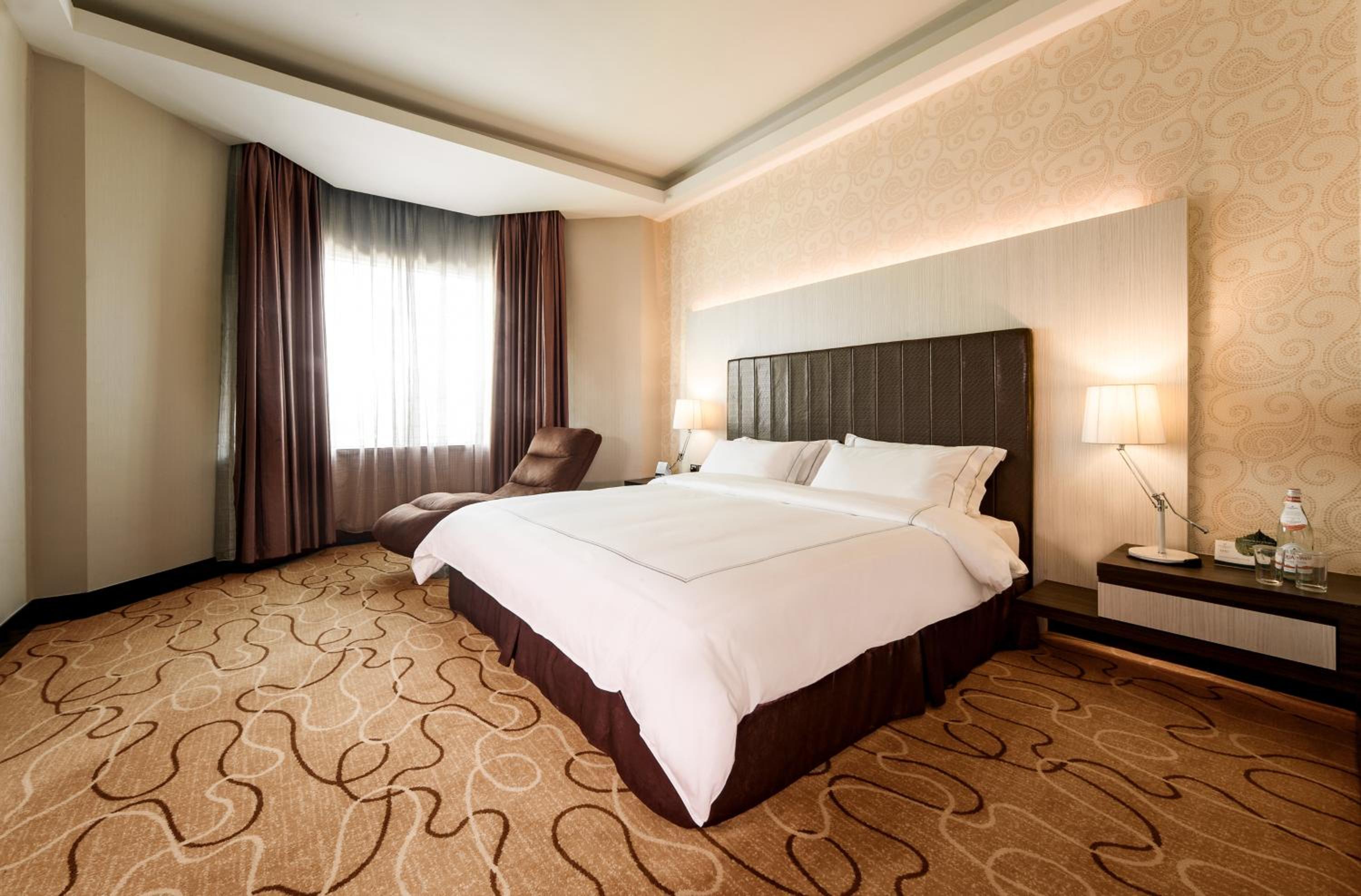 Promenade Superior King Suite with Club Lounge Access - City View photo 3