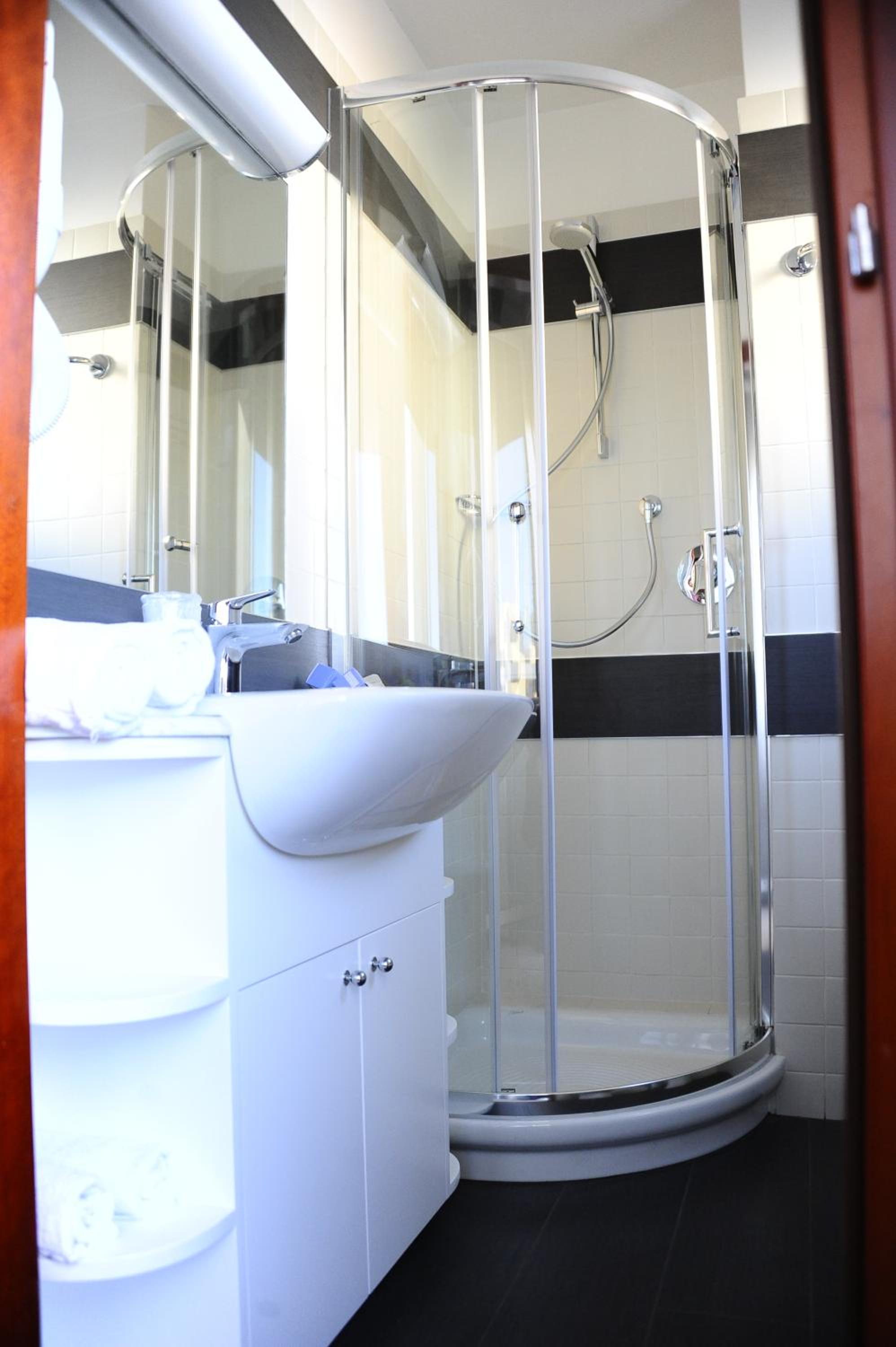 Double Room with Balcony and Partial Sea View photo 3