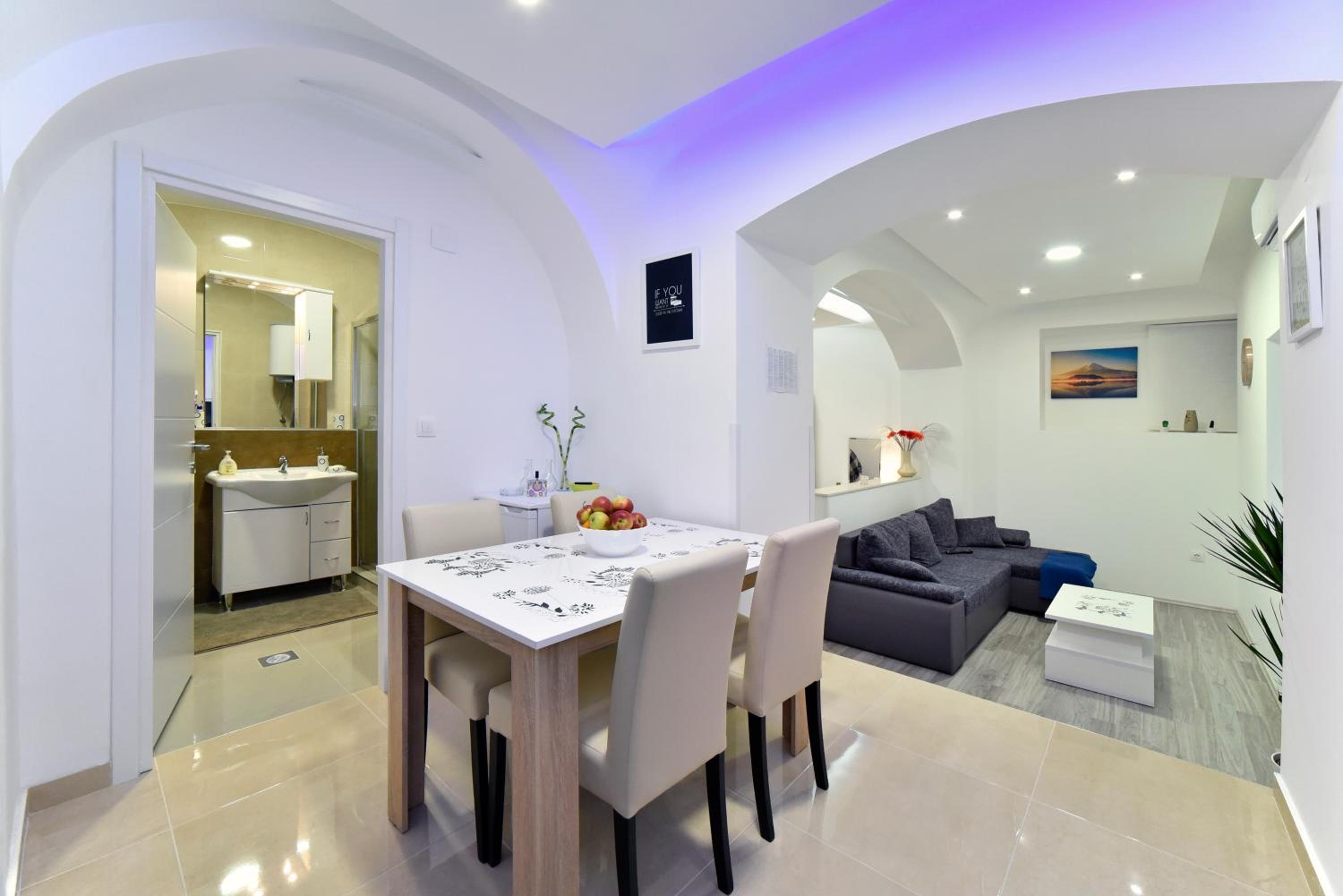 Studio Apartment - Photo 1