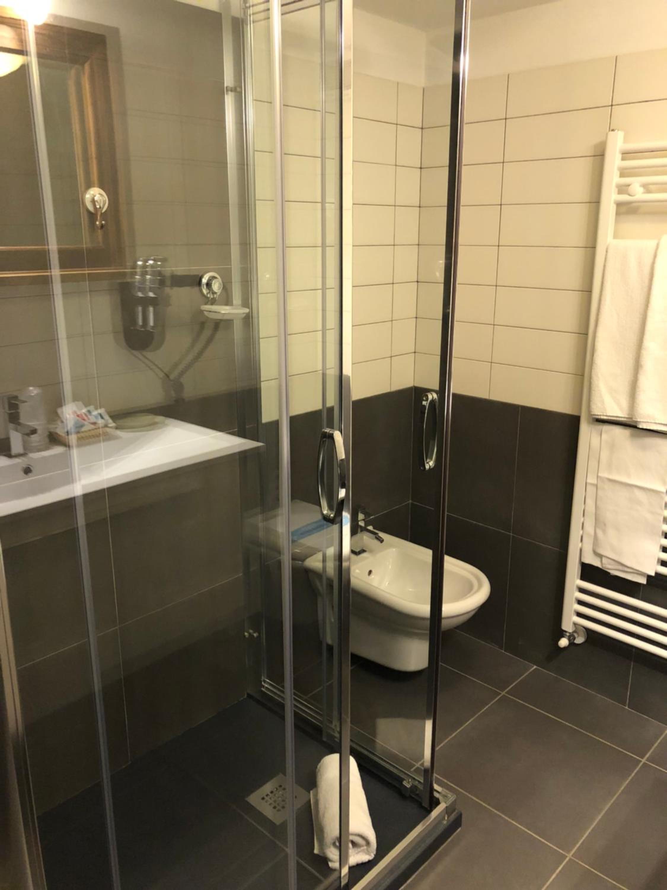 Double or Twin Room - Photo 6