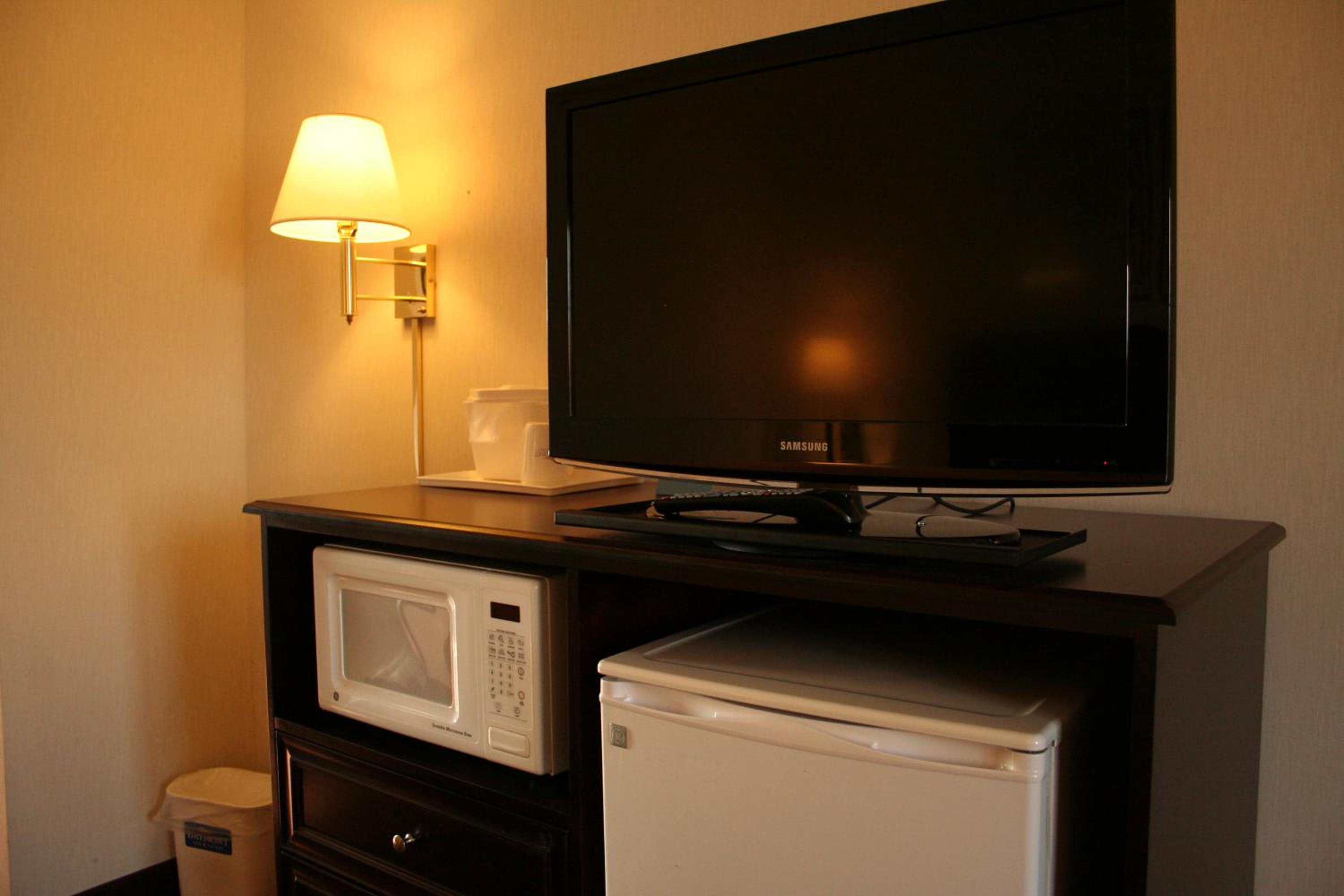 Deluxe King Suite - Non-Smoking - Photo 4