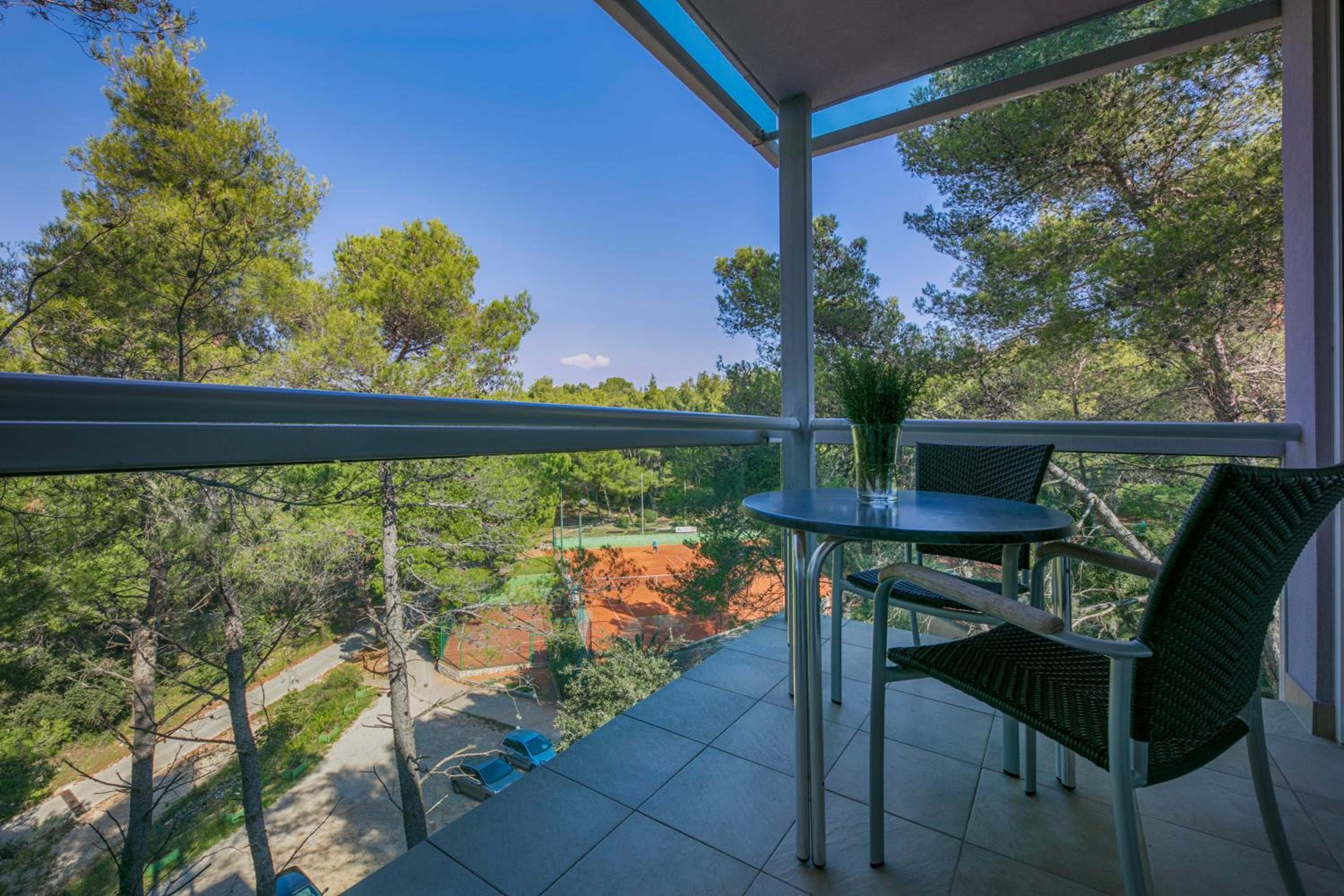 Classic Double Room with Balcony - Photo 4