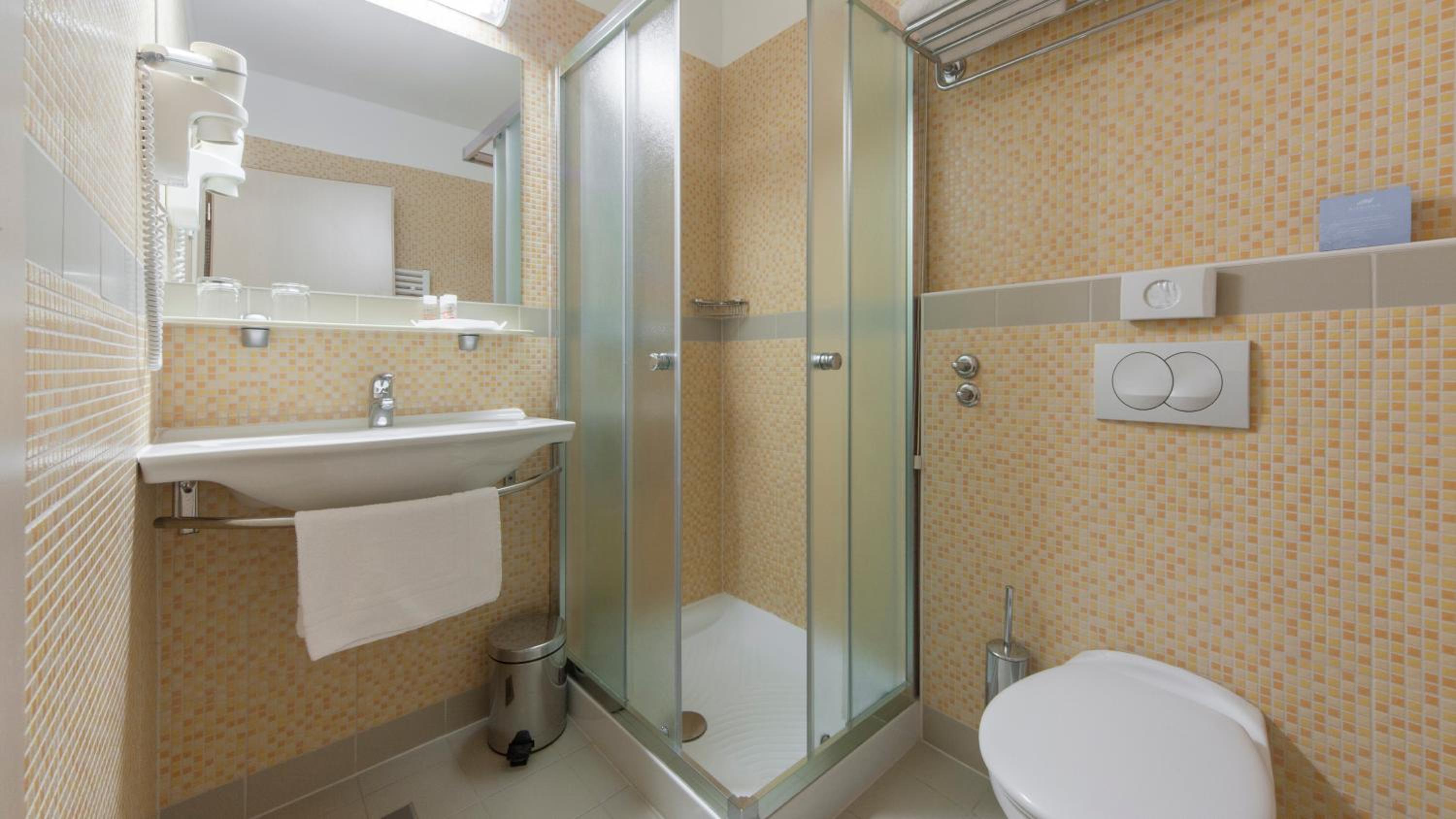 Classic Double Room with Balcony - Photo 2