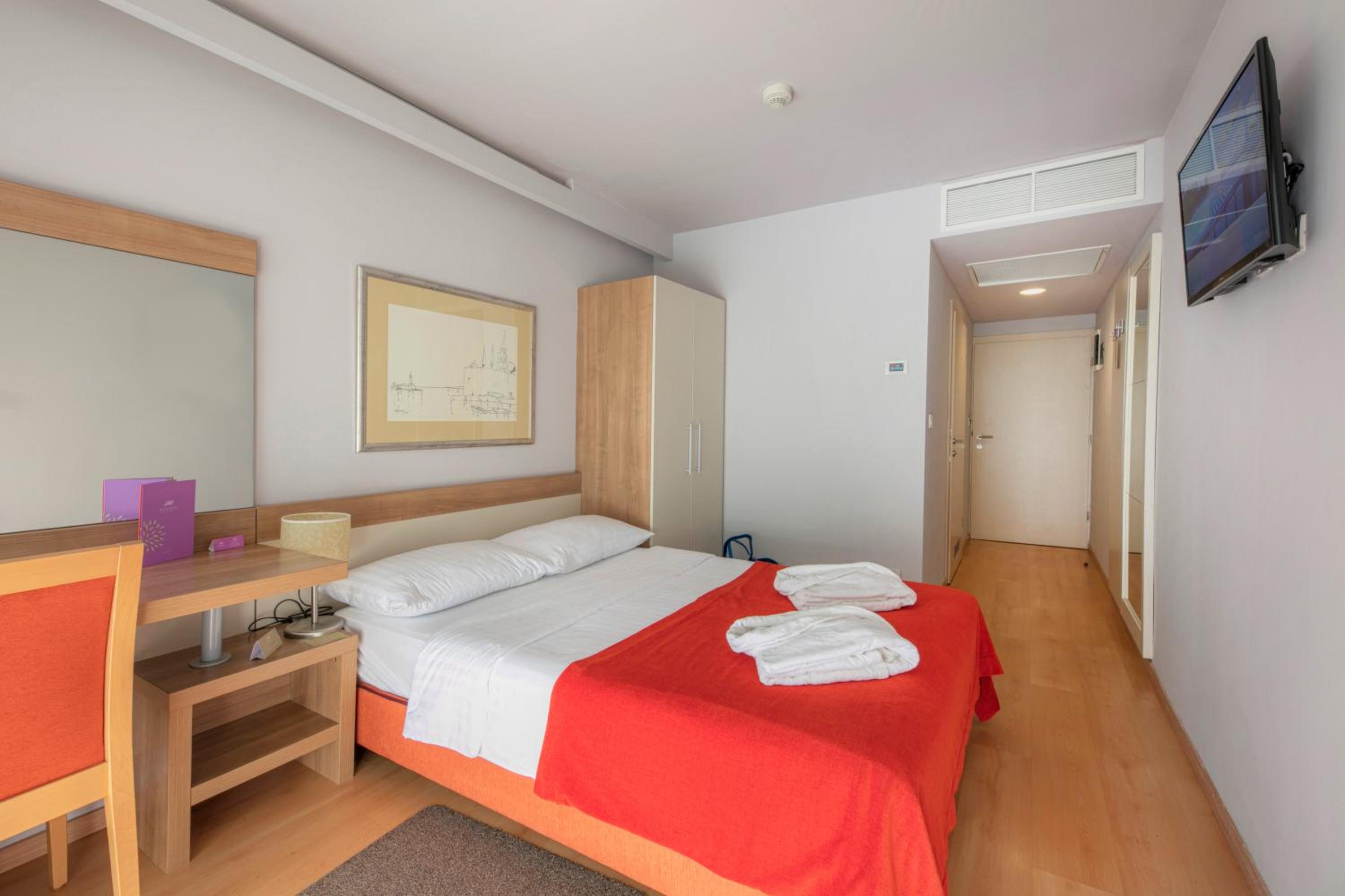 Economy Accessible Double Room with Balcony - Photo 3