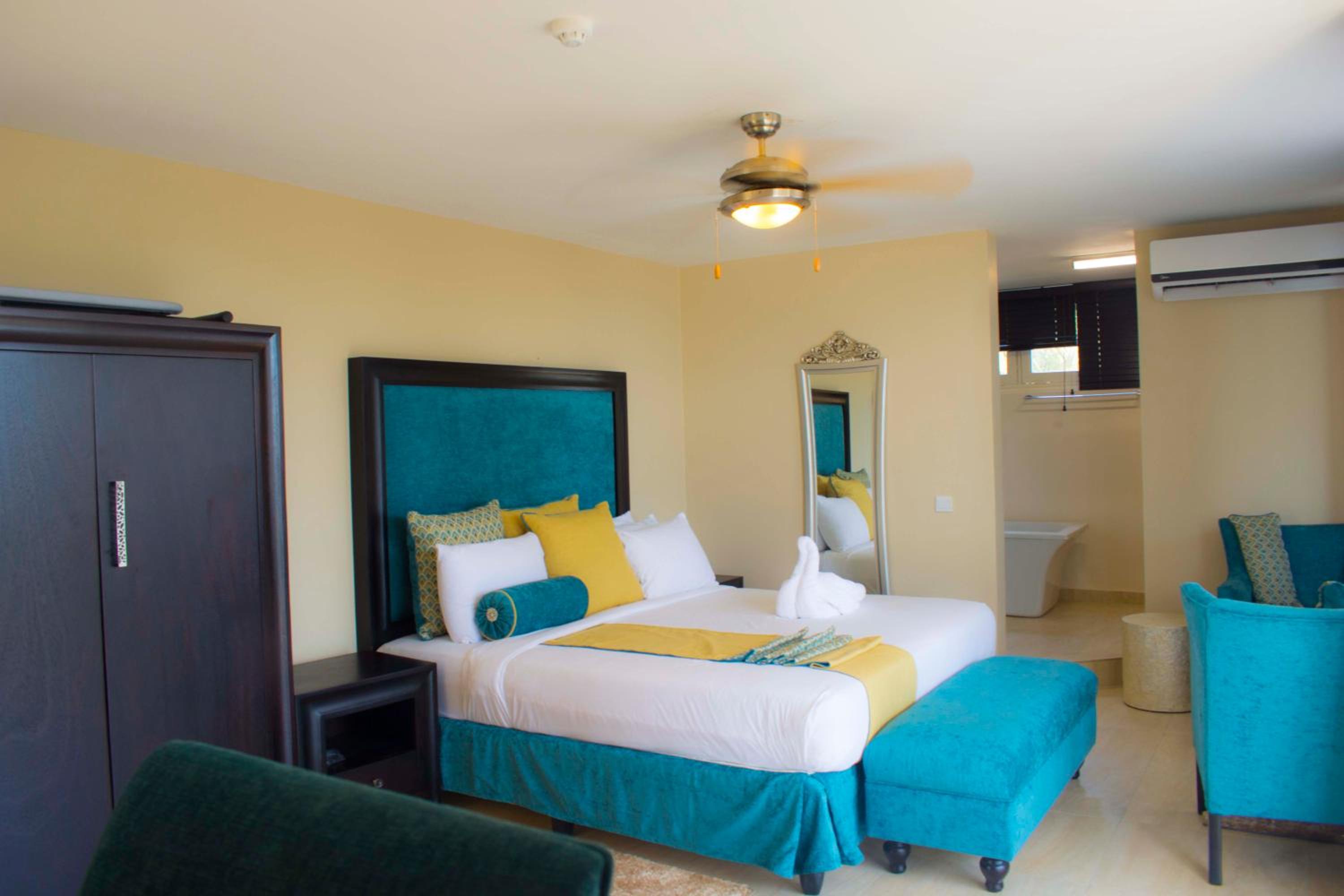 Classic King Room with Sea View - Photo 8
