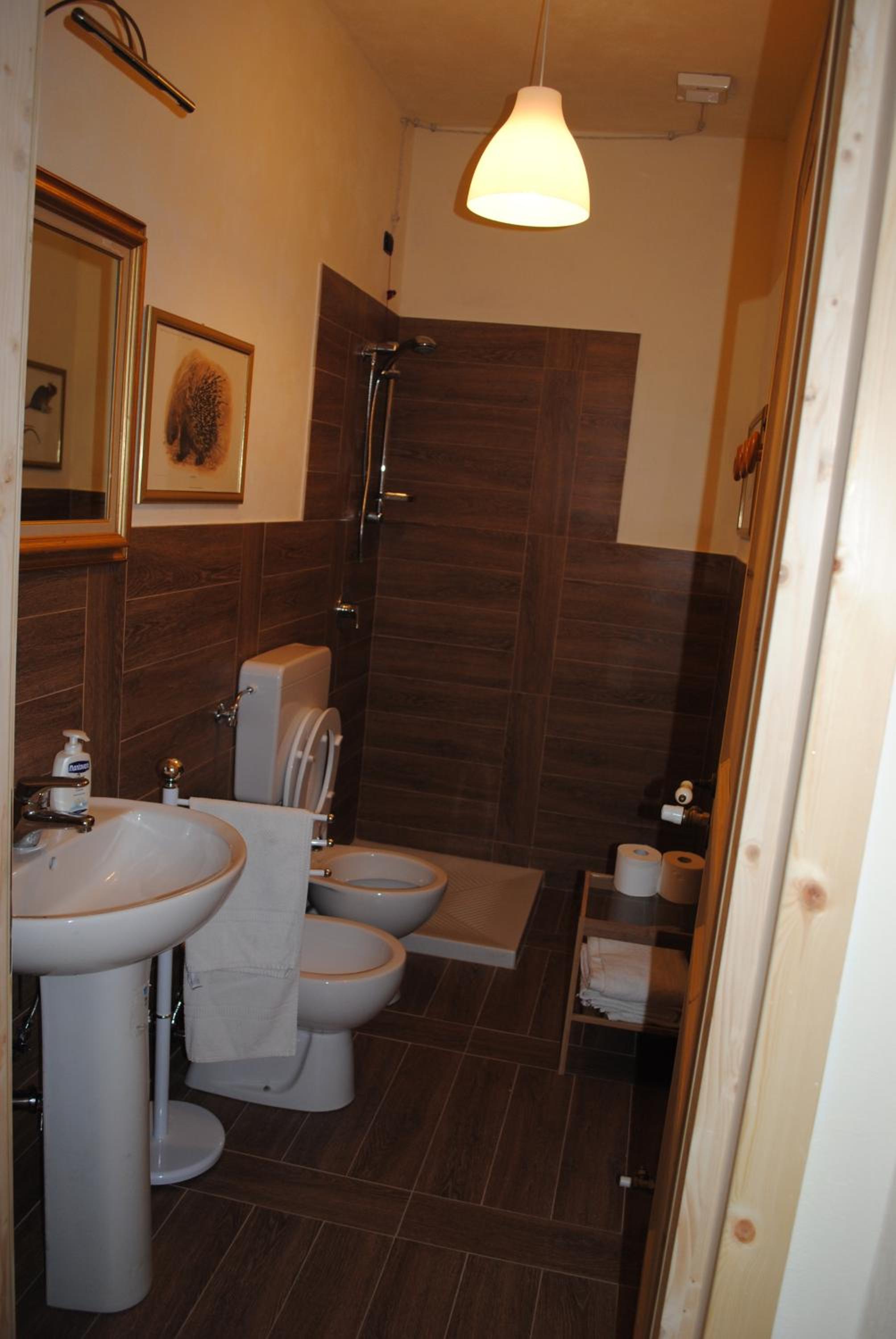 Economy Quadruple Room - Photo 11