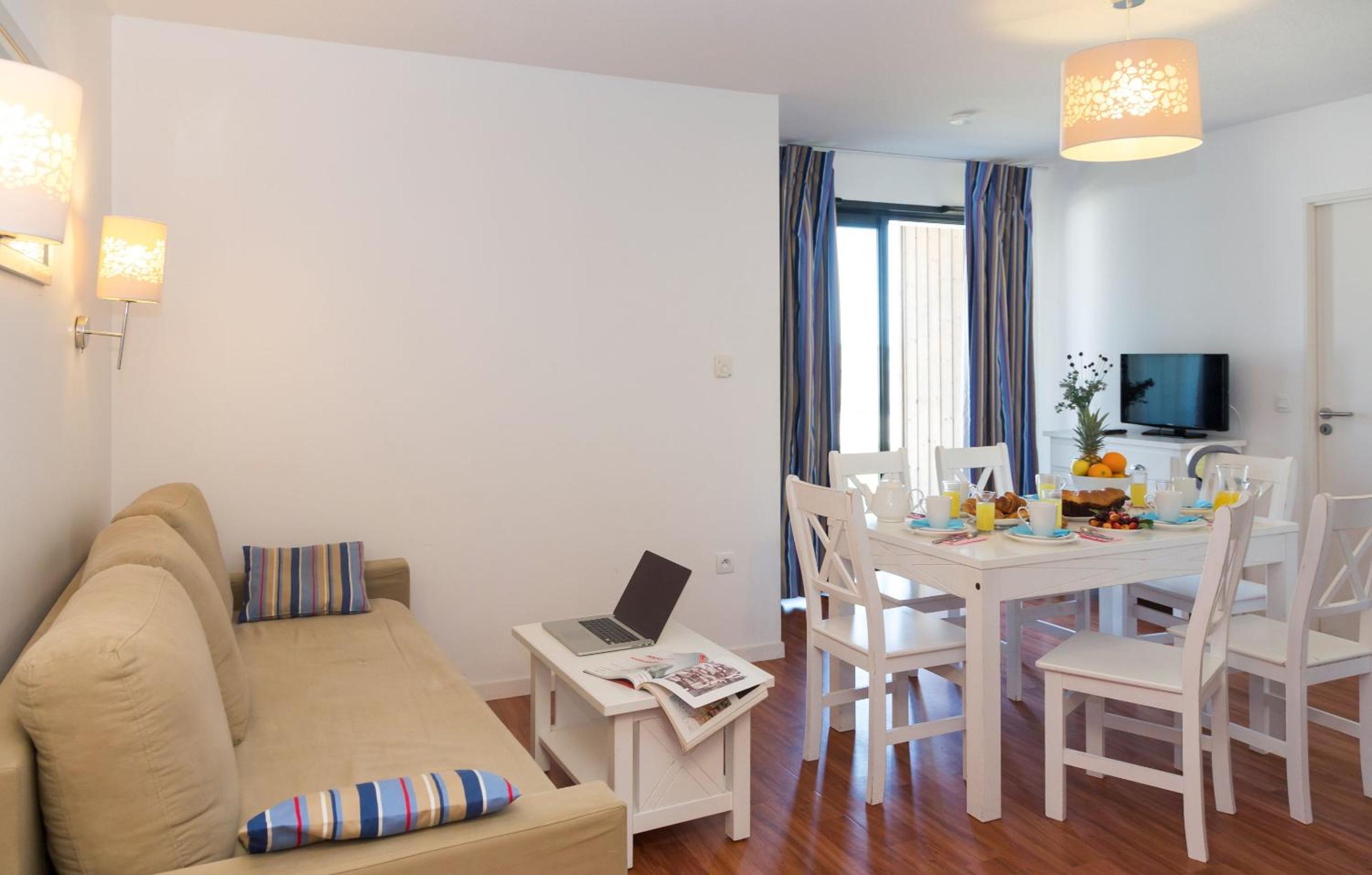 Two-Bedroom Apartment with Sea View (6 Adults) photo 2