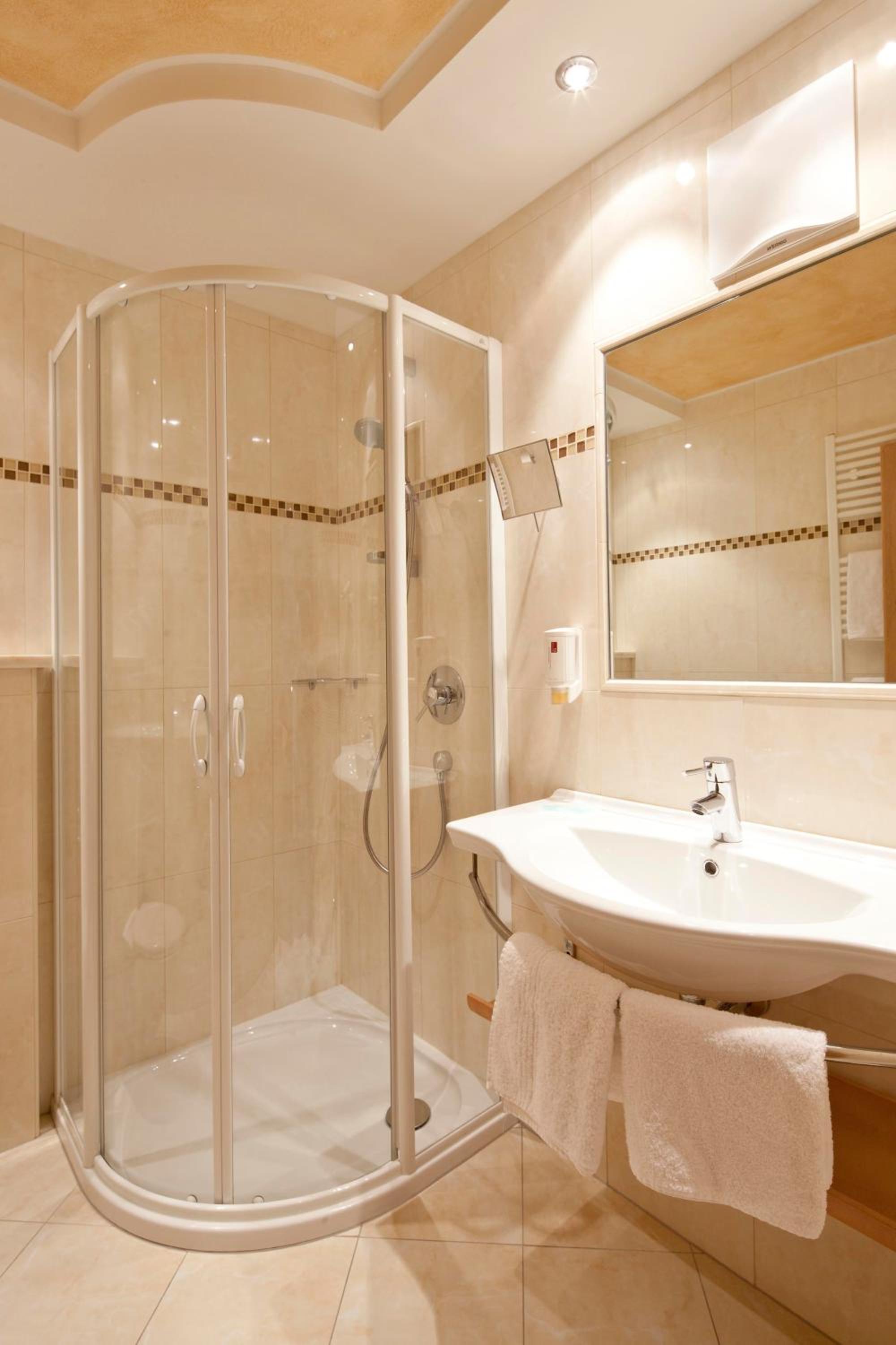 Standard Double Room - Photo 12