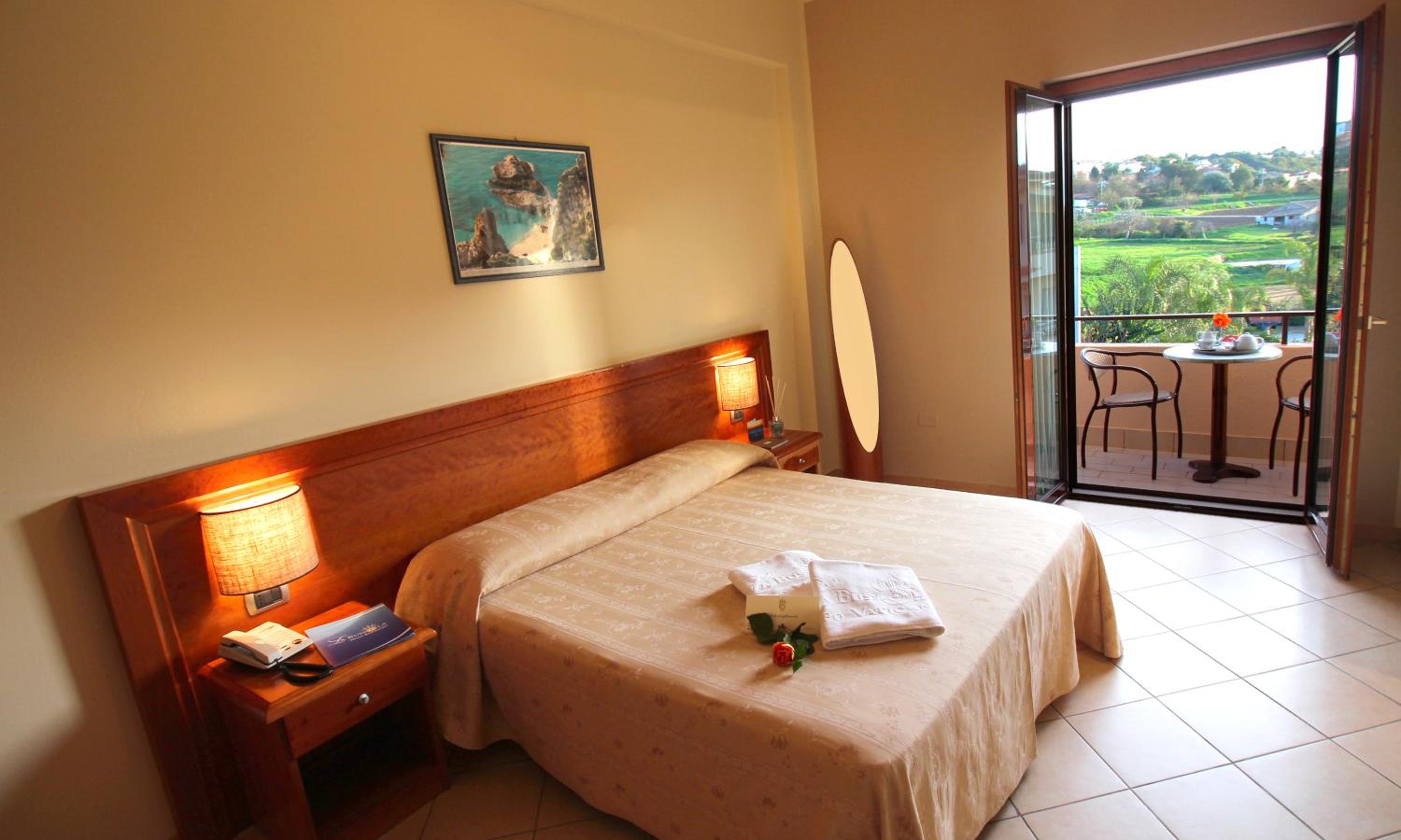 Standard Double or Twin Room - Photo 8