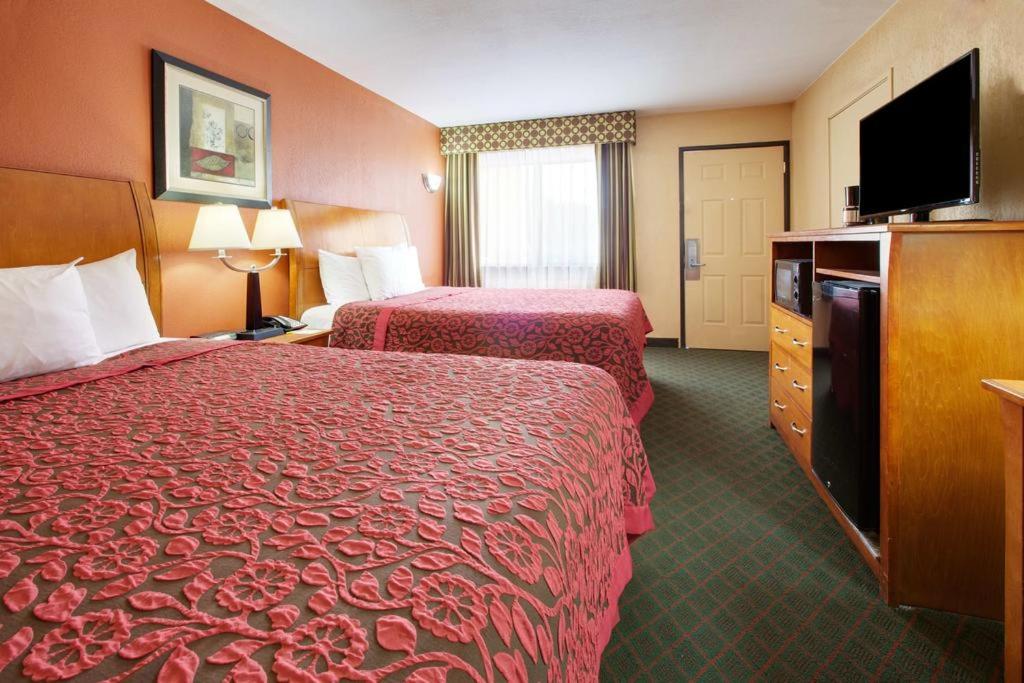 2 Queen Beds, Mobility/Hearing Accessible Room, Smoking - Photo 4