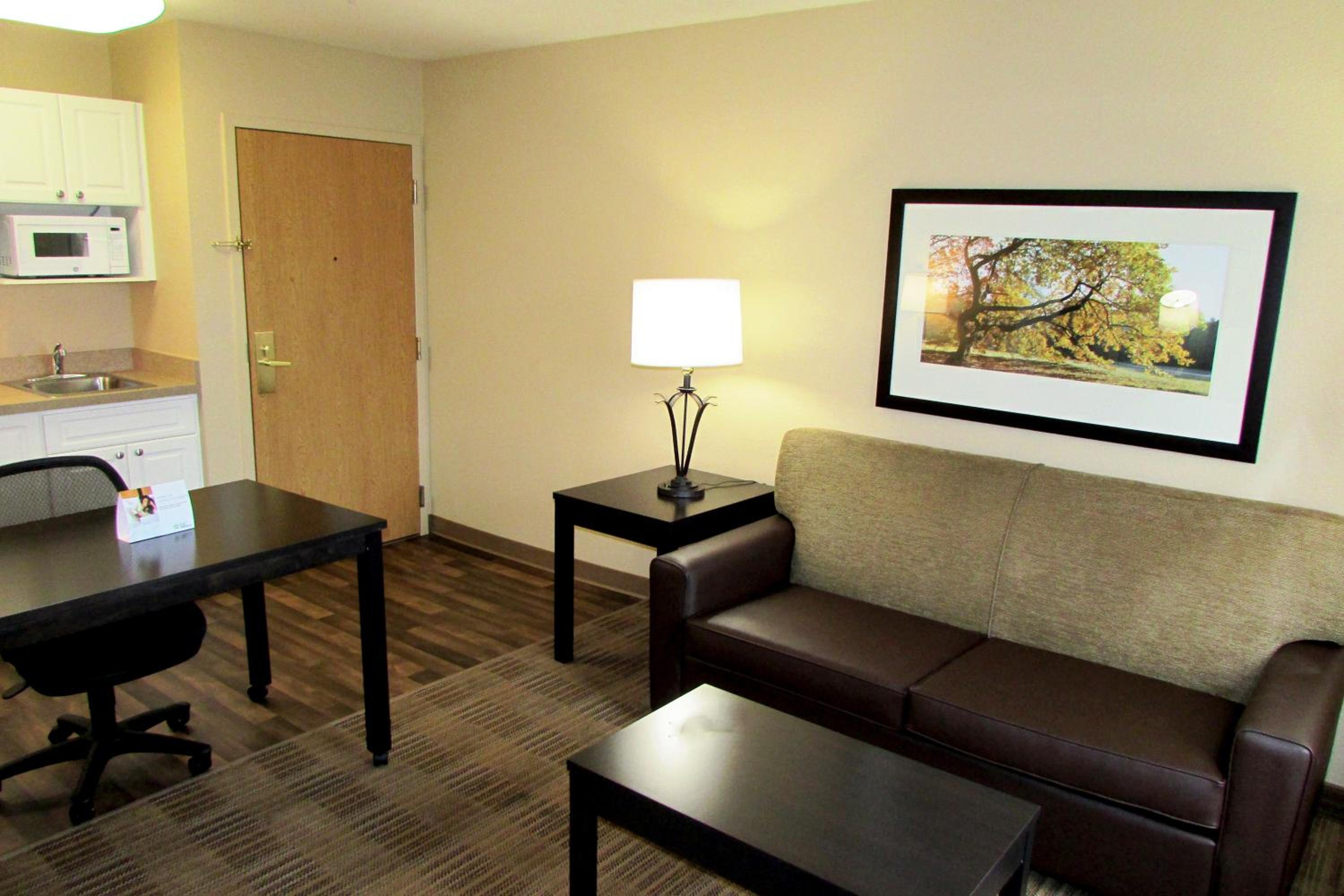 Deluxe Studio with 1 Queen Bed - Non-Smoking - Photo 7