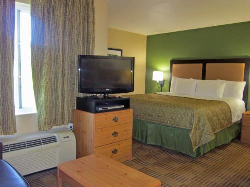 Deluxe Studio with 1 King Bed - Disability Access - Non-Smoking photo 2