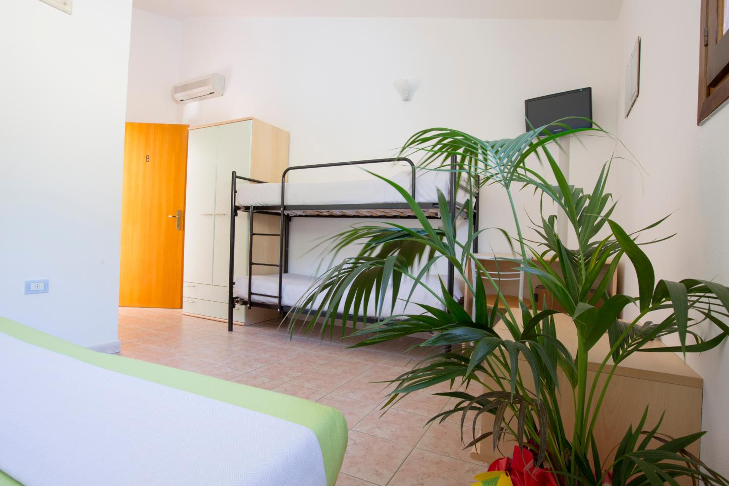Classic Quadruple Room - Photo 1