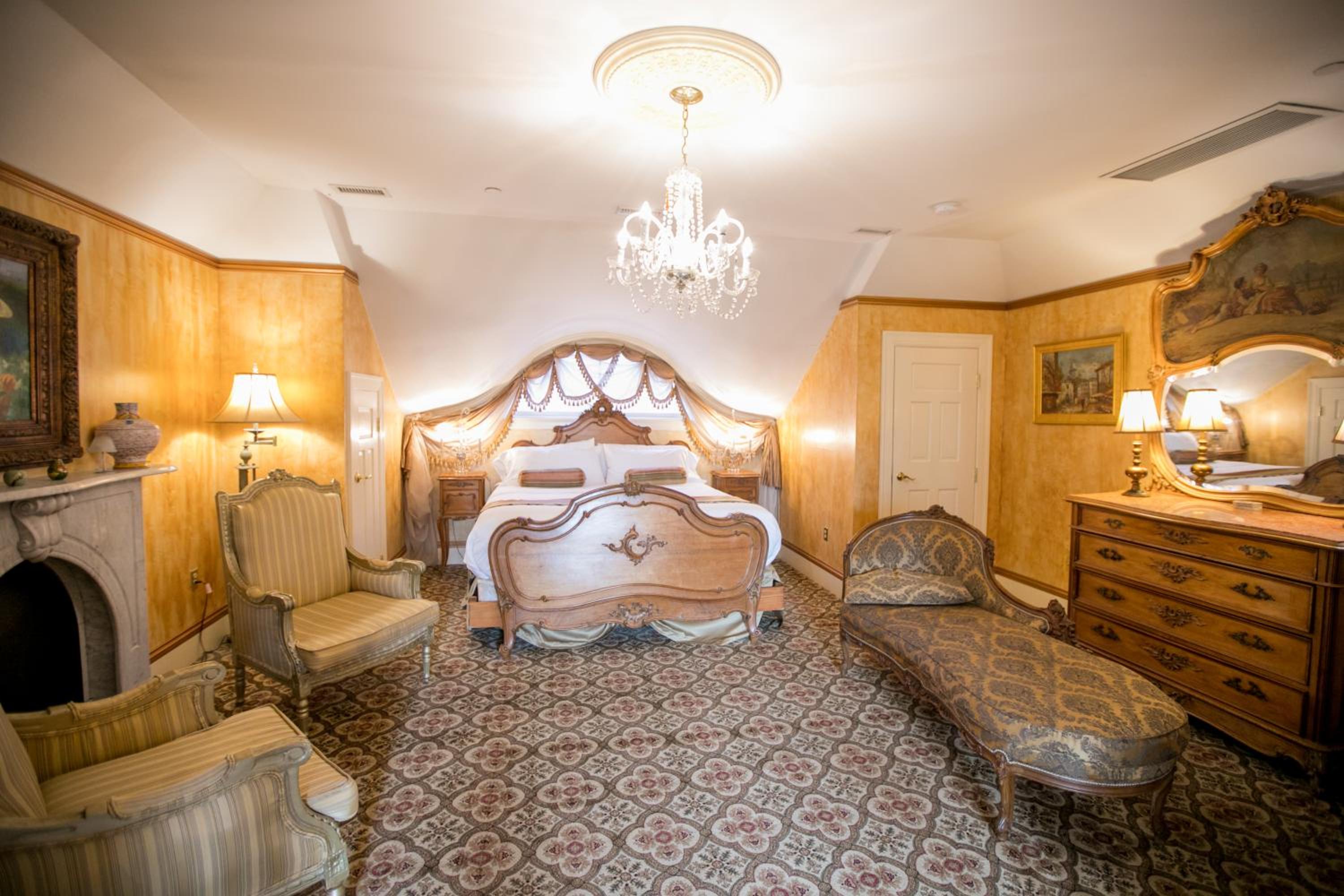 Deluxe Suite with Spa Bath