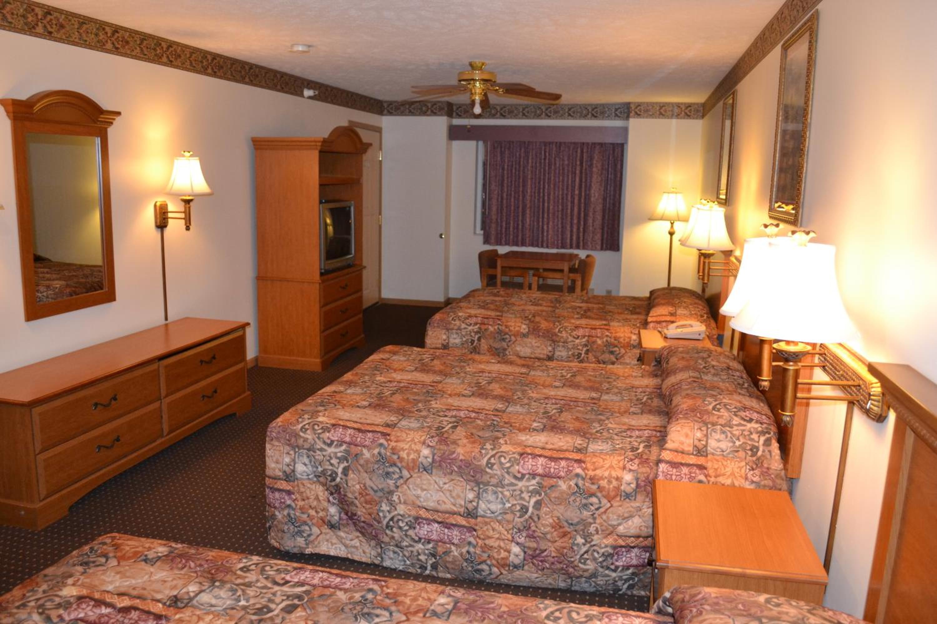 Queen Suite with Three Queen Beds, photo 7