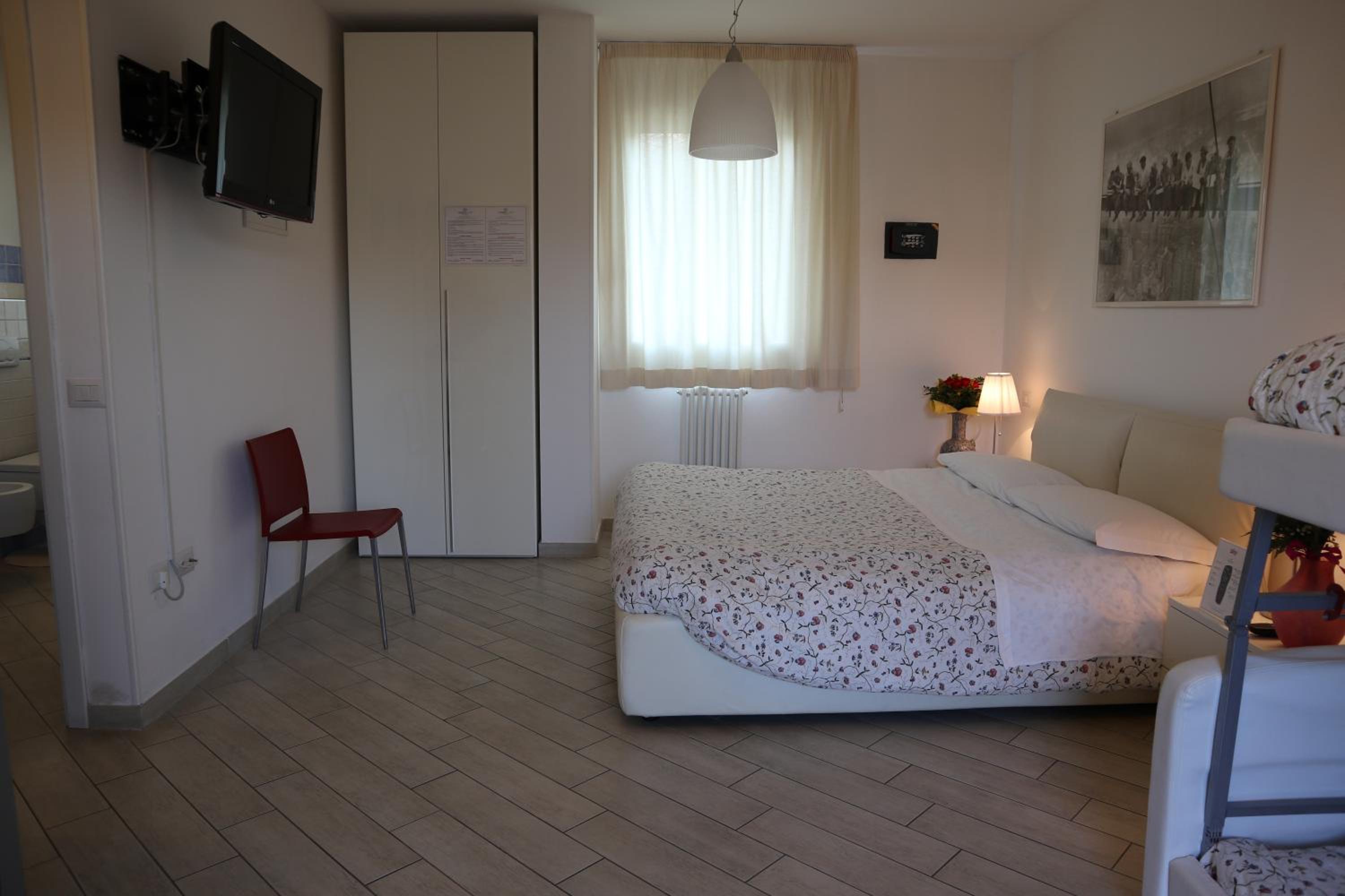 Large Double Room - Photo 1